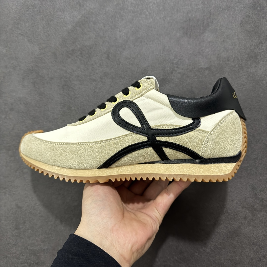 图片[2]-【公司级】罗意威Loewe Ballet Runner 25ss 春季新款爆款芭蕾舞鞋 2.0系列 阿甘复古风德训薄底百搭休闲运动鞋 外贸出口订单广东原厂 作为Loewe的标志性设计超柔软 轻便且灵活的鞋底新的波浪纹理橡胶外底 延伸至鞋头升级的柔软皮革内衬和鞋床 提供最大舒适感后跟有3D注塑橡胶徽标 真皮和皮料混搭彰显复古风格 内增高拼色德训鞋阿甘鞋小白鞋 拼色拼接鞋面非常高级隐藏式小内增高 脚后跟设计新颖柔软舒适 会被评为年度最舒适的暴走鞋如履平地 原版细节鞋面由进口皮牛皮原版布拼接 牛皮垫脚原版定制磨具组合大底原盒包装 内娱明星杨幂等众多同款上脚小红书一系列素材图极具爆款 货号：L815282X39 8094 尺码：35 36 37 38 39 40 41 42 43 44 45-选品中心