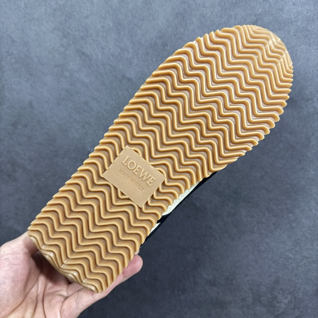 图片[9]-【公司级】罗意威Loewe Ballet Runner 25ss 春季新款爆款芭蕾舞鞋 2.0系列 阿甘复古风德训薄底百搭休闲运动鞋 外贸出口订单广东原厂 作为Loewe的标志性设计超柔软 轻便且灵活的鞋底新的波浪纹理橡胶外底 延伸至鞋头升级的柔软皮革内衬和鞋床 提供最大舒适感后跟有3D注塑橡胶徽标 真皮和皮料混搭彰显复古风格 内增高拼色德训鞋阿甘鞋小白鞋 拼色拼接鞋面非常高级隐藏式小内增高 脚后跟设计新颖柔软舒适 会被评为年度最舒适的暴走鞋如履平地 原版细节鞋面由进口皮牛皮原版布拼接 牛皮垫脚原版定制磨具组合大底原盒包装 内娱明星杨幂等众多同款上脚小红书一系列素材图极具爆款 货号：L815282X39 8094 尺码：35 36 37 38 39 40 41 42 43 44 45-选品中心