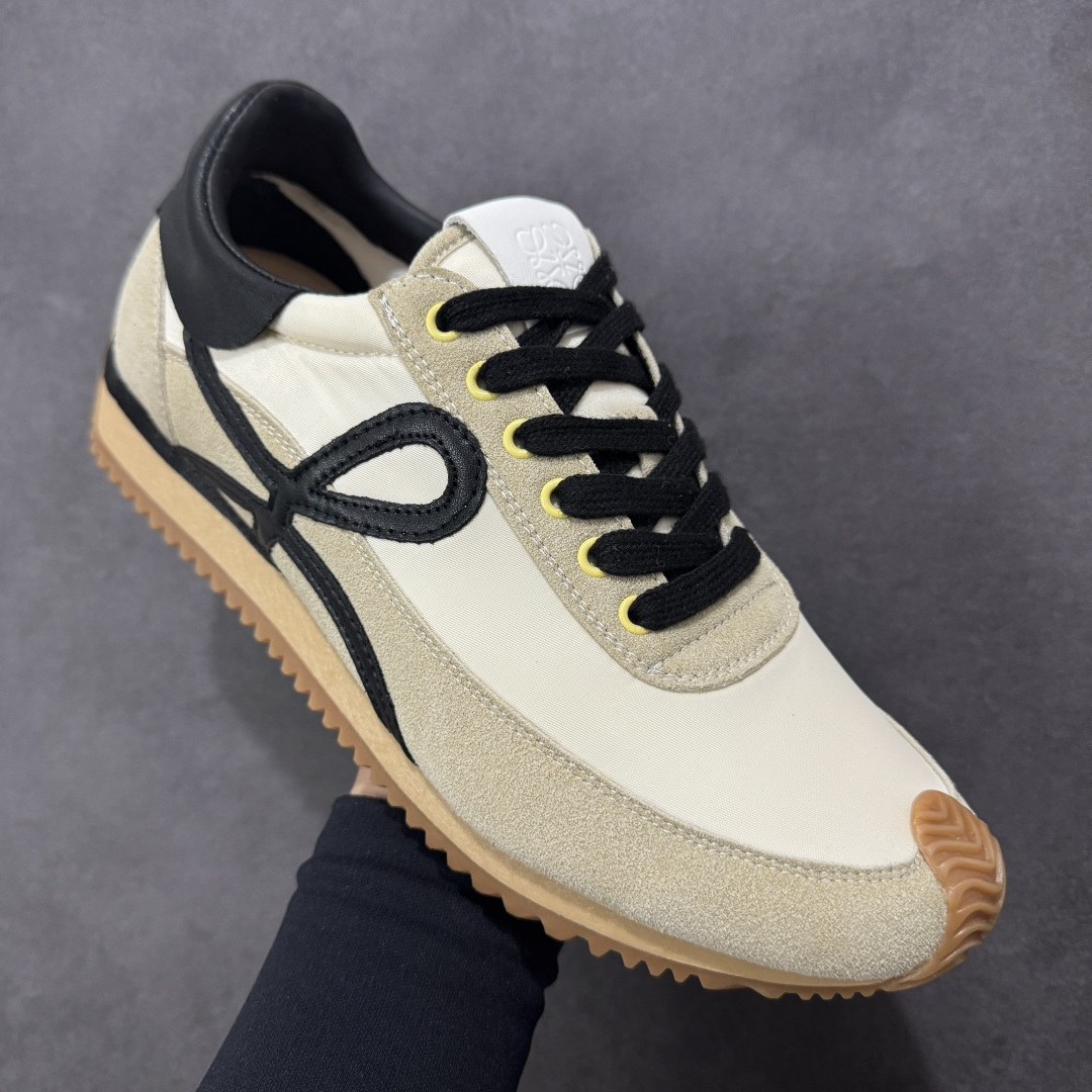 图片[3]-【公司级】罗意威Loewe Ballet Runner 25ss 春季新款爆款芭蕾舞鞋 2.0系列 阿甘复古风德训薄底百搭休闲运动鞋 外贸出口订单广东原厂 作为Loewe的标志性设计超柔软 轻便且灵活的鞋底新的波浪纹理橡胶外底 延伸至鞋头升级的柔软皮革内衬和鞋床 提供最大舒适感后跟有3D注塑橡胶徽标 真皮和皮料混搭彰显复古风格 内增高拼色德训鞋阿甘鞋小白鞋 拼色拼接鞋面非常高级隐藏式小内增高 脚后跟设计新颖柔软舒适 会被评为年度最舒适的暴走鞋如履平地 原版细节鞋面由进口皮牛皮原版布拼接 牛皮垫脚原版定制磨具组合大底原盒包装 内娱明星杨幂等众多同款上脚小红书一系列素材图极具爆款 货号：L815282X39 8094 尺码：35 36 37 38 39 40 41 42 43 44 45-选品中心