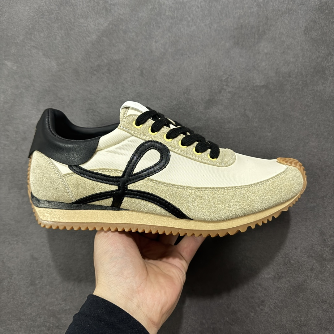 【公司级】罗意威Loewe Ballet Runner 25ss 春季新款爆款芭蕾舞鞋 2.0系列 阿甘复古风德训薄底百搭休闲运动鞋 外贸出口订单广东原厂 作为Loewe的标志性设计超柔软 轻便且灵活的鞋底新的波浪纹理橡胶外底 延伸至鞋头升级的柔软皮革内衬和鞋床 提供最大舒适感后跟有3D注塑橡胶徽标 真皮和皮料混搭彰显复古风格 内增高拼色德训鞋阿甘鞋小白鞋 拼色拼接鞋面非常高级隐藏式小内增高 脚后跟设计新颖柔软舒适 会被评为年度最舒适的暴走鞋如履平地 原版细节鞋面由进口皮牛皮原版布拼接 牛皮垫脚原版定制磨具组合大底原盒包装 内娱明星杨幂等众多同款上脚小红书一系列素材图极具爆款 货号:L815282X39 8094 尺码:35 36 37 38 39 40 41 42 43 44 45-选品中心