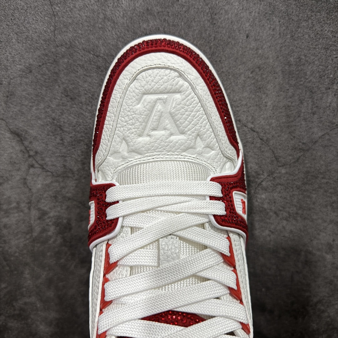 图片[5]-【YS纯原】广东一线大厂 LOUIS VUITTON 路易威登 LV Trainer 钻款 ✦ 渠道版本，出自成熟工厂 ✦ 用料扎实，皮感偏实穿路线 ✦ 穿着逻辑与原版保持一致 ✦ 鞋面选用头层牛皮 ✦ 日常高频上脚稳定耐用 ✦ TPU 大底采用成熟模具 ✦ 脚感均衡，行走舒适 ✦ 适合通勤、日常搭配 尺码：39–45-选品中心