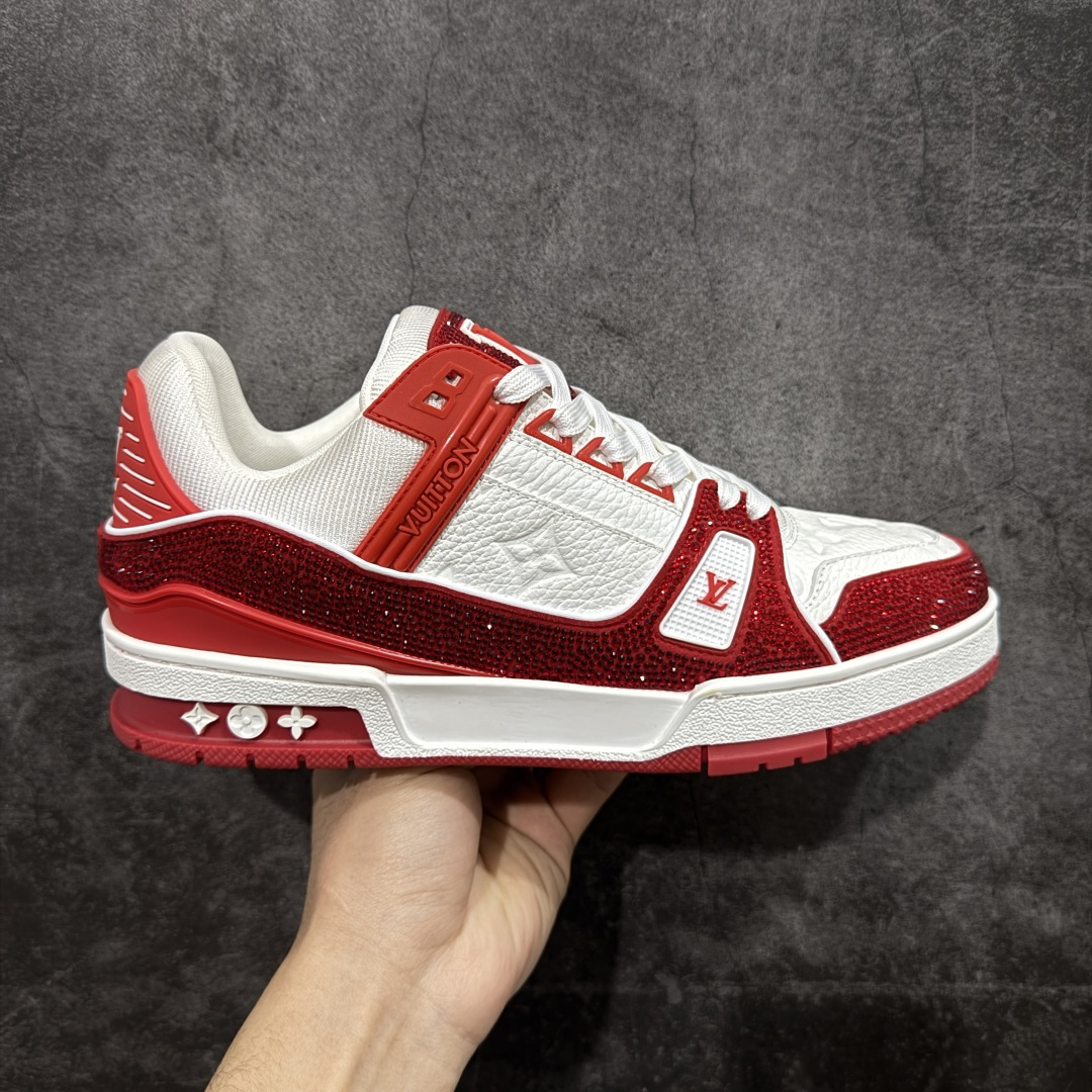 【YS纯原】广东一线大厂 LOUIS VUITTON 路易威登 LV Trainer 钻款 ✦ 渠道版本,出自成熟工厂 ✦ 用料扎实,皮感偏实穿路线 ✦ 穿着逻辑与原版保持一致 ✦ 鞋面选用头层牛皮 ✦ 日常高频上脚稳定耐用 ✦ TPU 大底采用成熟模具 ✦ 脚感均衡,行走舒适 ✦ 适合通勤、日常搭配 尺码:39–45-选品中心