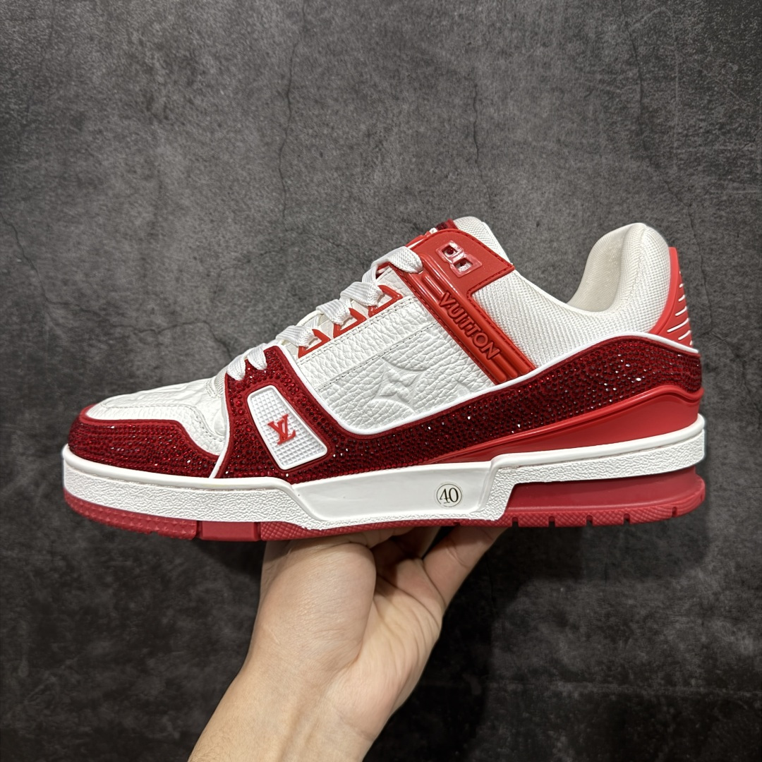 图片[2]-【YS纯原】广东一线大厂 LOUIS VUITTON 路易威登 LV Trainer 钻款 ✦ 渠道版本，出自成熟工厂 ✦ 用料扎实，皮感偏实穿路线 ✦ 穿着逻辑与原版保持一致 ✦ 鞋面选用头层牛皮 ✦ 日常高频上脚稳定耐用 ✦ TPU 大底采用成熟模具 ✦ 脚感均衡，行走舒适 ✦ 适合通勤、日常搭配 尺码：39–45-选品中心