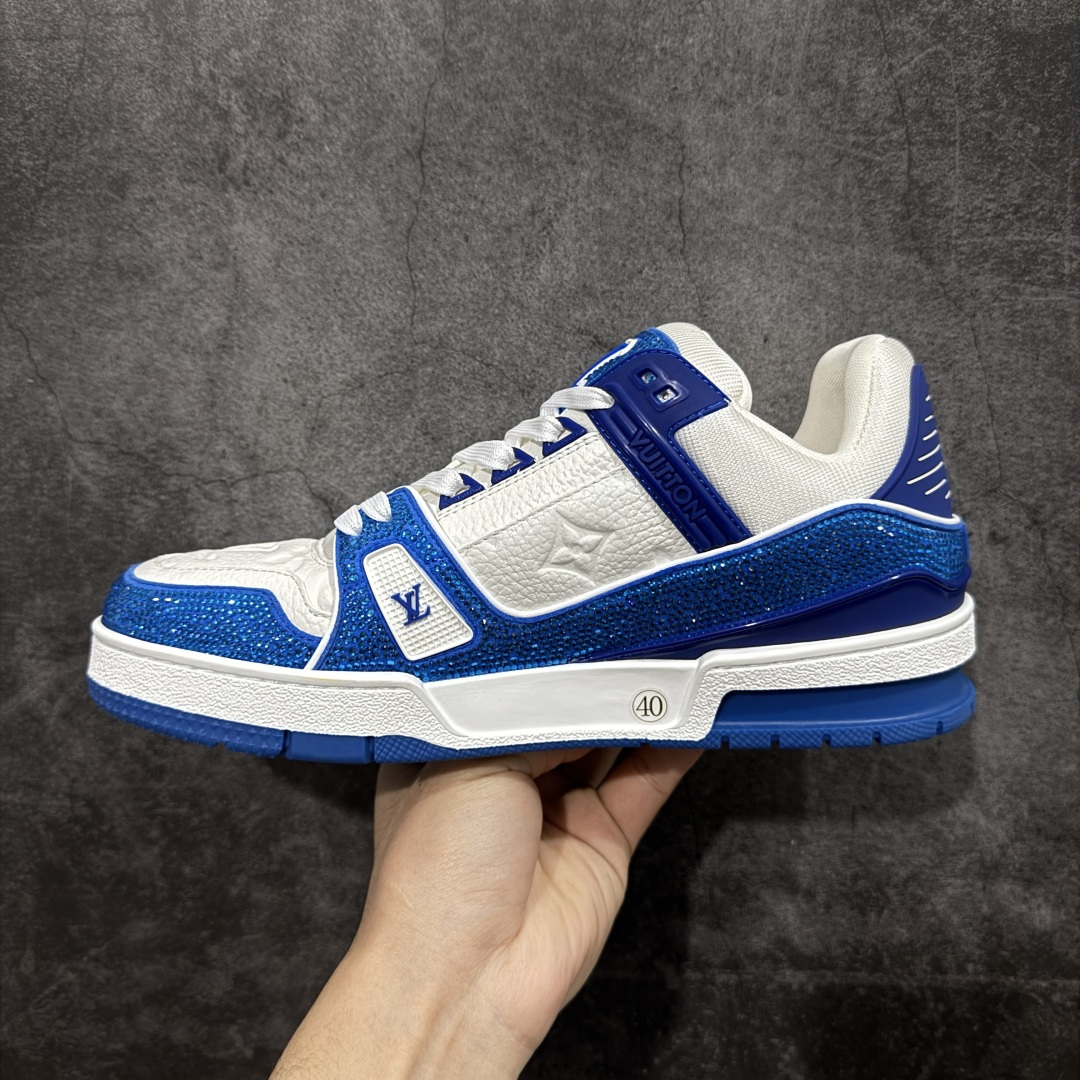 图片[2]-【YS纯原】广东一线大厂 LOUIS VUITTON 路易威登 LV Trainer 钻款 ✦ 渠道版本，出自成熟工厂 ✦ 用料扎实，皮感偏实穿路线 ✦ 穿着逻辑与原版保持一致 ✦ 鞋面选用头层牛皮 ✦ 日常高频上脚稳定耐用 ✦ TPU 大底采用成熟模具 ✦ 脚感均衡，行走舒适 ✦ 适合通勤、日常搭配 尺码：39–45-莆田鞋