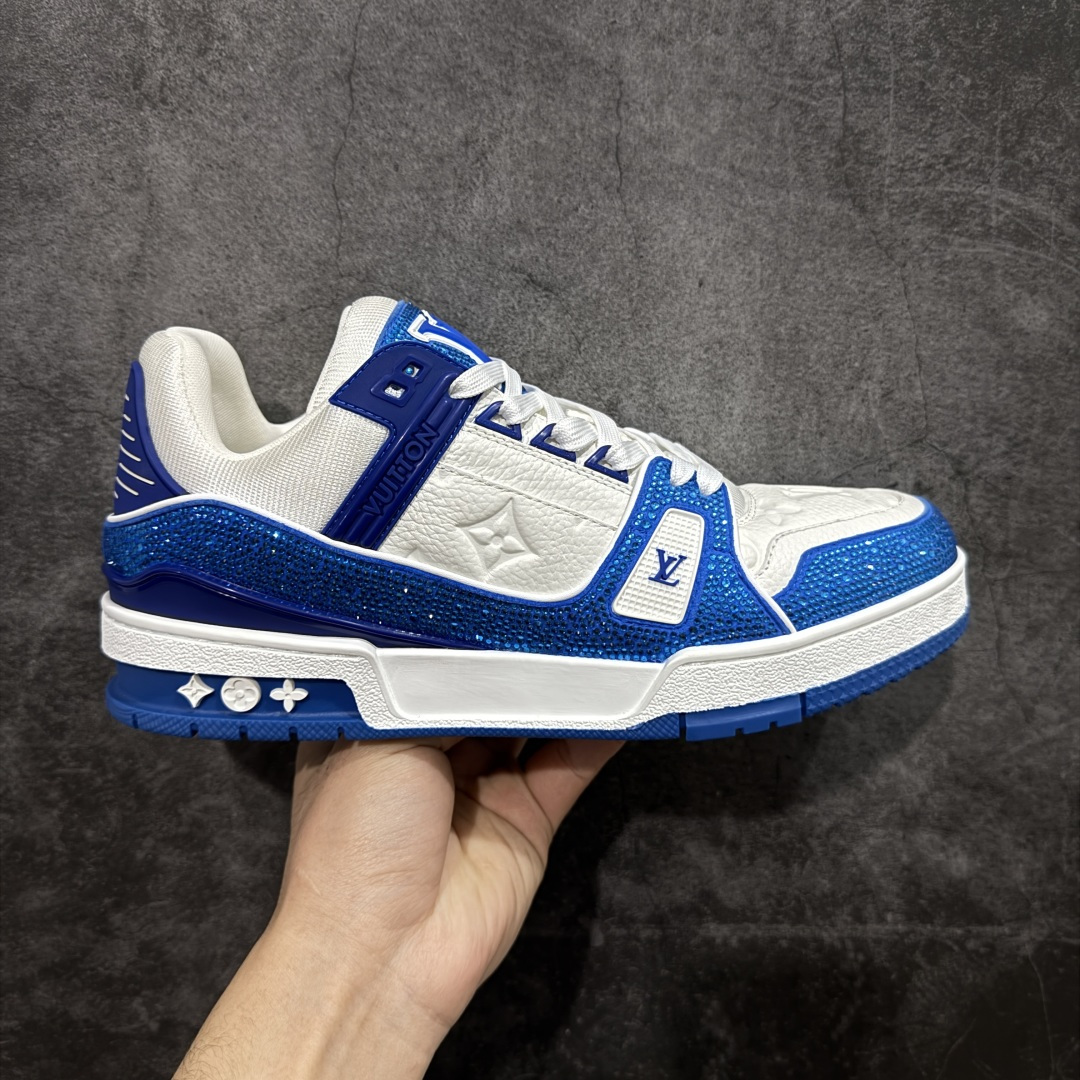 【YS纯原】广东一线大厂 LOUIS VUITTON 路易威登 LV Trainer 钻款 ✦ 渠道版本，出自成熟工厂 ✦ 用料扎实，皮感偏实穿路线 ✦ 穿着逻辑与原版保持一致 ✦ 鞋面选用头层牛皮 ✦ 日常高频上脚稳定耐用 ✦ TPU 大底采用成熟模具 ✦ 脚感均衡，行走舒适 ✦ 适合通勤、日常搭配 尺码：39–45-莆田鞋