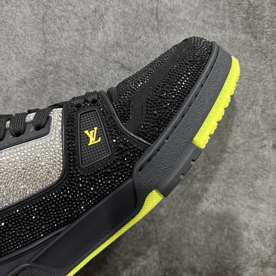 图片[6]-【YS纯原】广东一线大厂 LOUIS VUITTON 路易威登 LV Trainer 钻款 ✦ 渠道版本，出自成熟工厂 ✦ 用料扎实，皮感偏实穿路线 ✦ 穿着逻辑与原版保持一致 ✦ 鞋面选用头层牛皮 ✦ 日常高频上脚稳定耐用 ✦ TPU 大底采用成熟模具 ✦ 脚感均衡，行走舒适 ✦ 适合通勤、日常搭配 尺码：39–45-选品中心