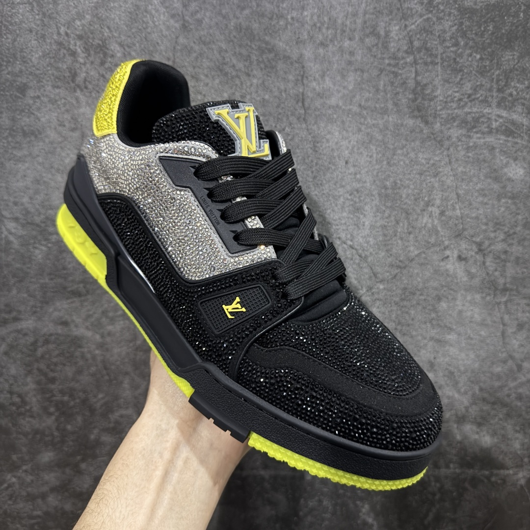 图片[3]-【YS纯原】广东一线大厂 LOUIS VUITTON 路易威登 LV Trainer 钻款 ✦ 渠道版本，出自成熟工厂 ✦ 用料扎实，皮感偏实穿路线 ✦ 穿着逻辑与原版保持一致 ✦ 鞋面选用头层牛皮 ✦ 日常高频上脚稳定耐用 ✦ TPU 大底采用成熟模具 ✦ 脚感均衡，行走舒适 ✦ 适合通勤、日常搭配 尺码：39–45-选品中心