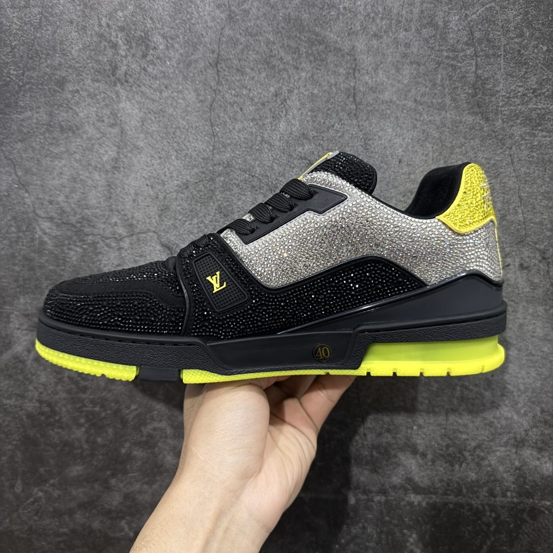 图片[2]-【YS纯原】广东一线大厂 LOUIS VUITTON 路易威登 LV Trainer 钻款 ✦ 渠道版本，出自成熟工厂 ✦ 用料扎实，皮感偏实穿路线 ✦ 穿着逻辑与原版保持一致 ✦ 鞋面选用头层牛皮 ✦ 日常高频上脚稳定耐用 ✦ TPU 大底采用成熟模具 ✦ 脚感均衡，行走舒适 ✦ 适合通勤、日常搭配 尺码：39–45-选品中心