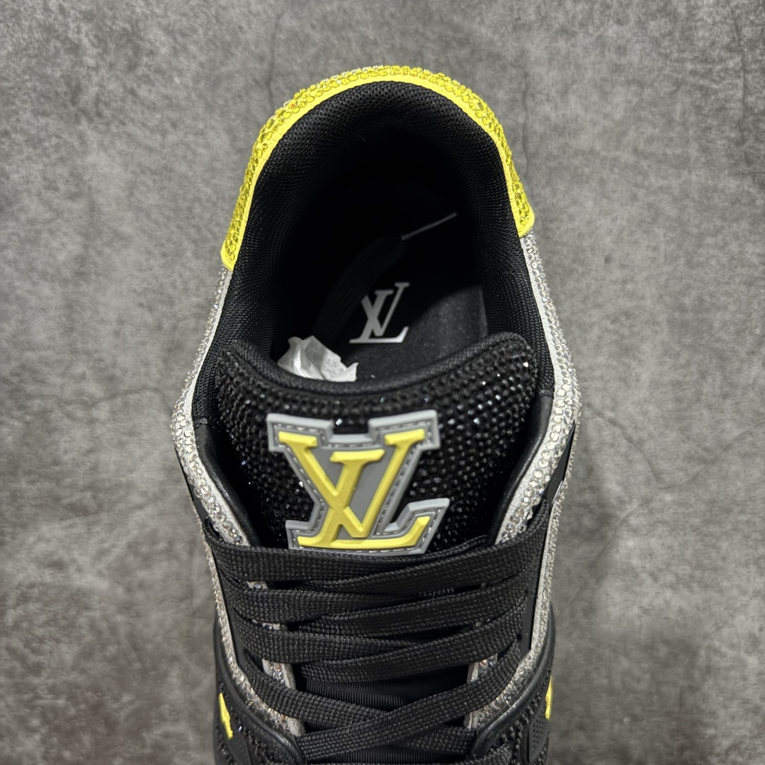 图片[8]-【YS纯原】广东一线大厂 LOUIS VUITTON 路易威登 LV Trainer 钻款 ✦ 渠道版本，出自成熟工厂 ✦ 用料扎实，皮感偏实穿路线 ✦ 穿着逻辑与原版保持一致 ✦ 鞋面选用头层牛皮 ✦ 日常高频上脚稳定耐用 ✦ TPU 大底采用成熟模具 ✦ 脚感均衡，行走舒适 ✦ 适合通勤、日常搭配 尺码：39–45-选品中心