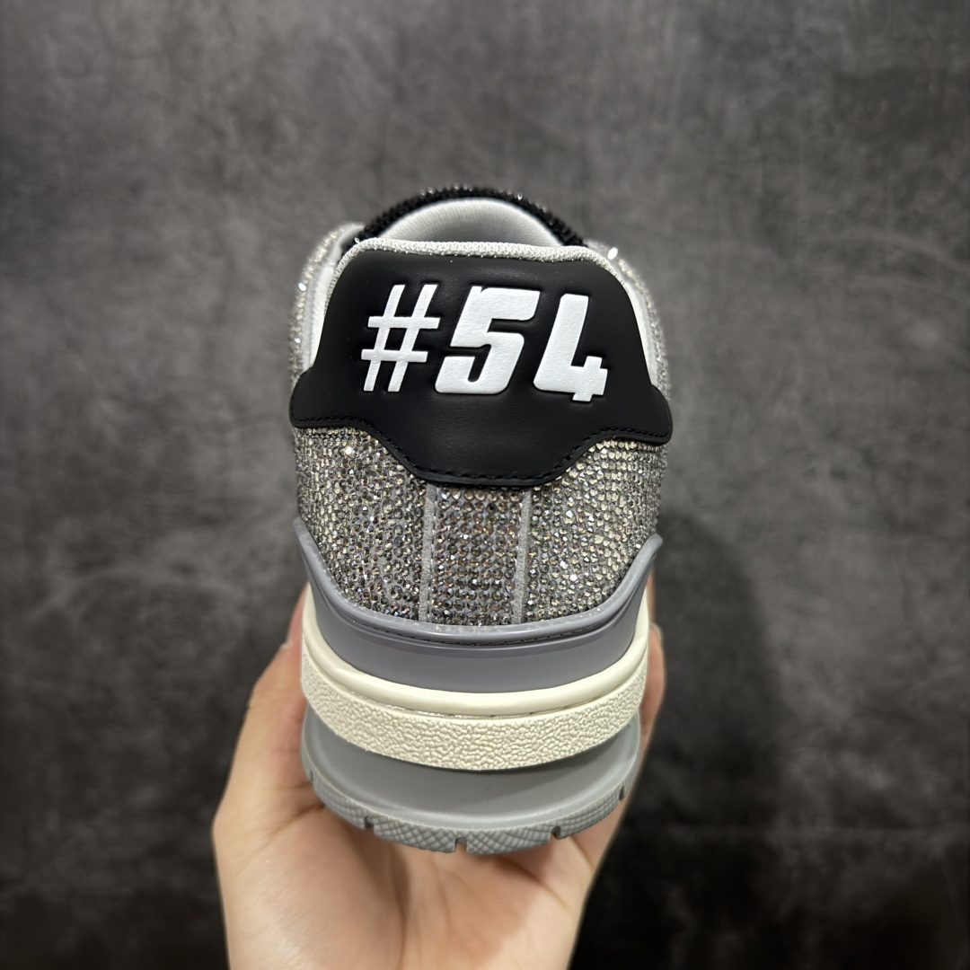 图片[4]-【YS纯原】广东一线大厂 LOUIS VUITTON 路易威登 LV Trainer 钻款 ✦ 渠道版本，出自成熟工厂 ✦ 用料扎实，皮感偏实穿路线 ✦ 穿着逻辑与原版保持一致 ✦ 鞋面选用头层牛皮 ✦ 日常高频上脚稳定耐用 ✦ TPU 大底采用成熟模具 ✦ 脚感均衡，行走舒适 ✦ 适合通勤、日常搭配 尺码：39–45-选品中心