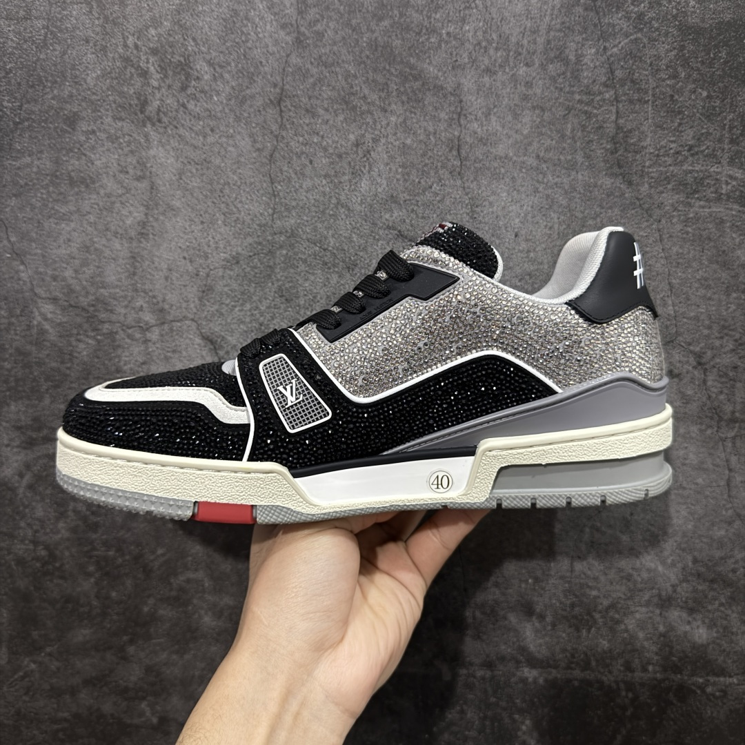 图片[2]-【YS纯原】广东一线大厂 LOUIS VUITTON 路易威登 LV Trainer 钻款 ✦ 渠道版本，出自成熟工厂 ✦ 用料扎实，皮感偏实穿路线 ✦ 穿着逻辑与原版保持一致 ✦ 鞋面选用头层牛皮 ✦ 日常高频上脚稳定耐用 ✦ TPU 大底采用成熟模具 ✦ 脚感均衡，行走舒适 ✦ 适合通勤、日常搭配 尺码：39–45-选品中心