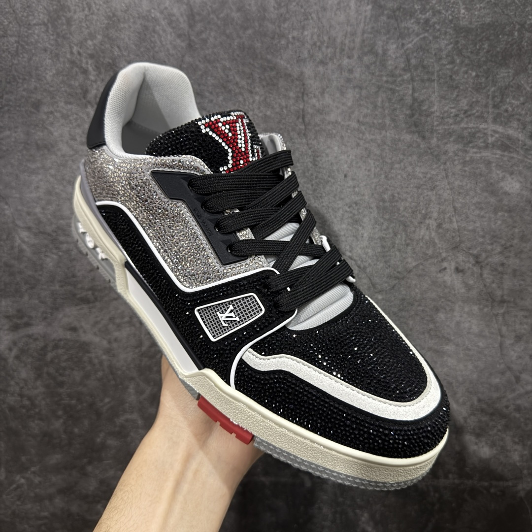 图片[3]-【YS纯原】广东一线大厂 LOUIS VUITTON 路易威登 LV Trainer 钻款 ✦ 渠道版本，出自成熟工厂 ✦ 用料扎实，皮感偏实穿路线 ✦ 穿着逻辑与原版保持一致 ✦ 鞋面选用头层牛皮 ✦ 日常高频上脚稳定耐用 ✦ TPU 大底采用成熟模具 ✦ 脚感均衡，行走舒适 ✦ 适合通勤、日常搭配 尺码：39–45-选品中心