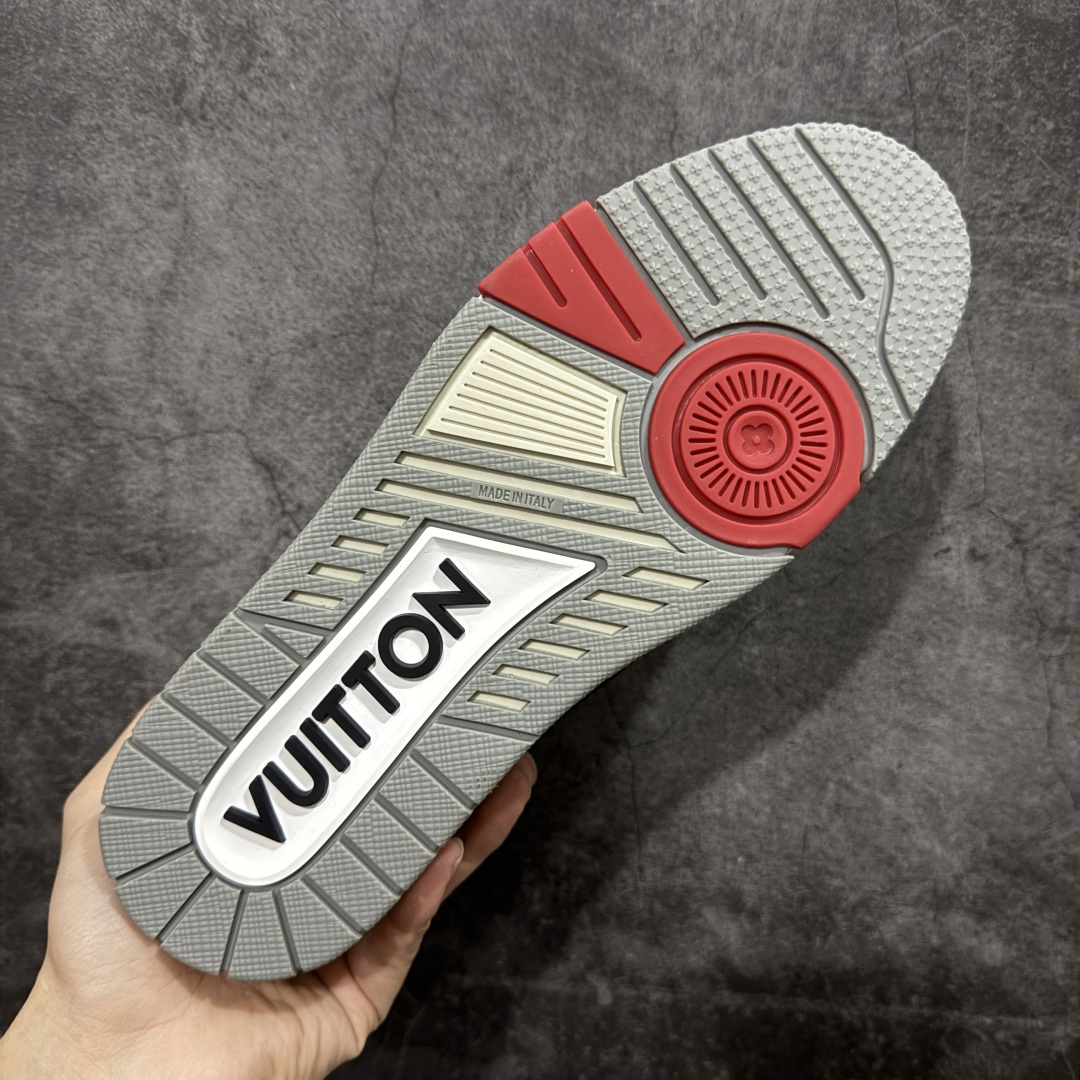 图片[9]-【YS纯原】广东一线大厂 LOUIS VUITTON 路易威登 LV Trainer 钻款 ✦ 渠道版本，出自成熟工厂 ✦ 用料扎实，皮感偏实穿路线 ✦ 穿着逻辑与原版保持一致 ✦ 鞋面选用头层牛皮 ✦ 日常高频上脚稳定耐用 ✦ TPU 大底采用成熟模具 ✦ 脚感均衡，行走舒适 ✦ 适合通勤、日常搭配 尺码：39–45-选品中心