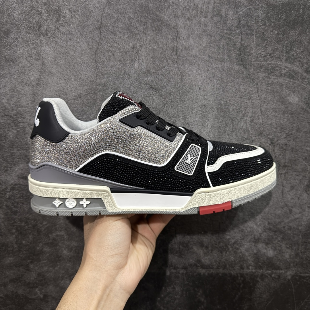 【YS纯原】广东一线大厂 LOUIS VUITTON 路易威登 LV Trainer 钻款 ✦ 渠道版本，出自成熟工厂 ✦ 用料扎实，皮感偏实穿路线 ✦ 穿着逻辑与原版保持一致 ✦ 鞋面选用头层牛皮 ✦ 日常高频上脚稳定耐用 ✦ TPU 大底采用成熟模具 ✦ 脚感均衡，行走舒适 ✦ 适合通勤、日常搭配 尺码：39–45-选品中心