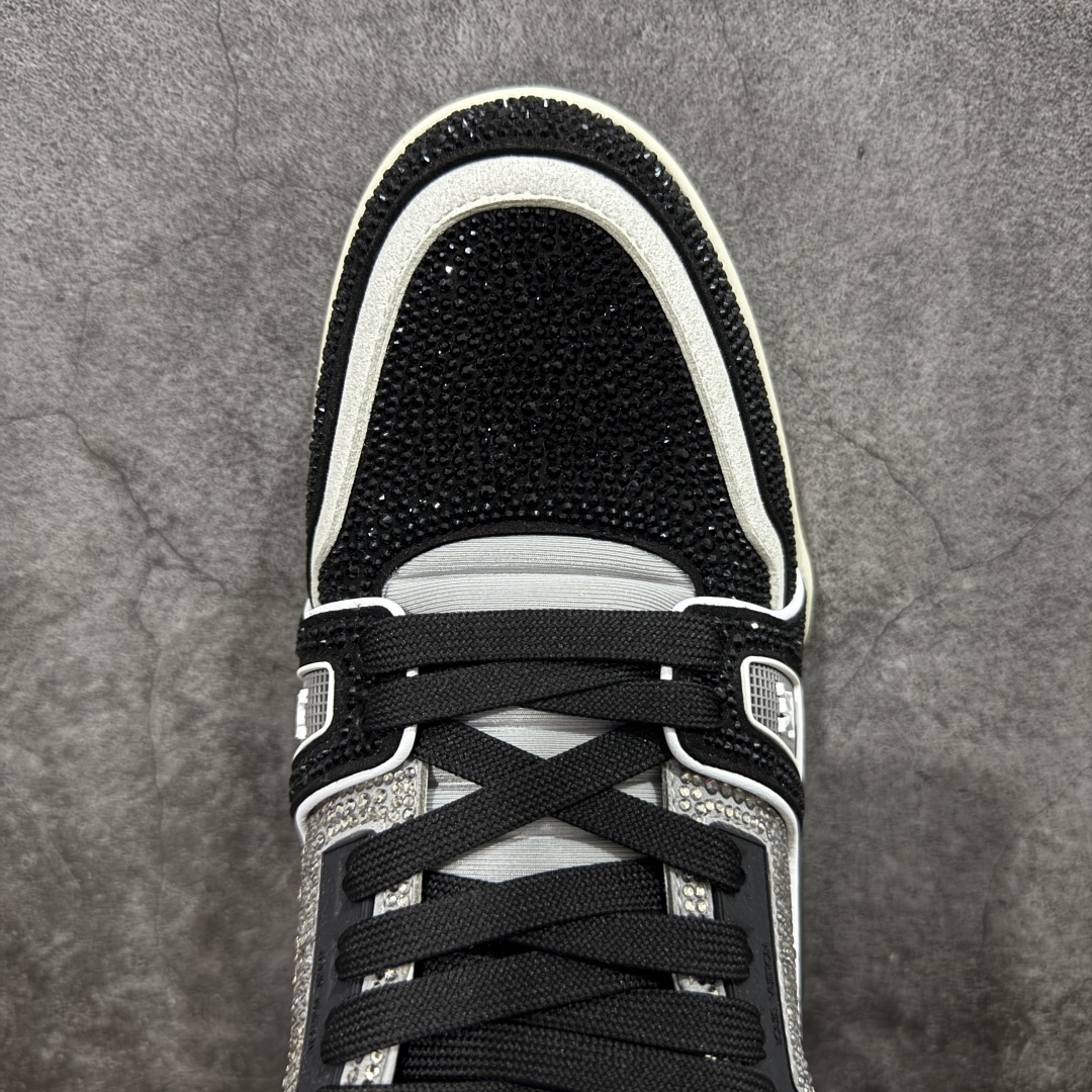 图片[5]-【YS纯原】广东一线大厂 LOUIS VUITTON 路易威登 LV Trainer 钻款 ✦ 渠道版本，出自成熟工厂 ✦ 用料扎实，皮感偏实穿路线 ✦ 穿着逻辑与原版保持一致 ✦ 鞋面选用头层牛皮 ✦ 日常高频上脚稳定耐用 ✦ TPU 大底采用成熟模具 ✦ 脚感均衡，行走舒适 ✦ 适合通勤、日常搭配 尺码：39–45-选品中心