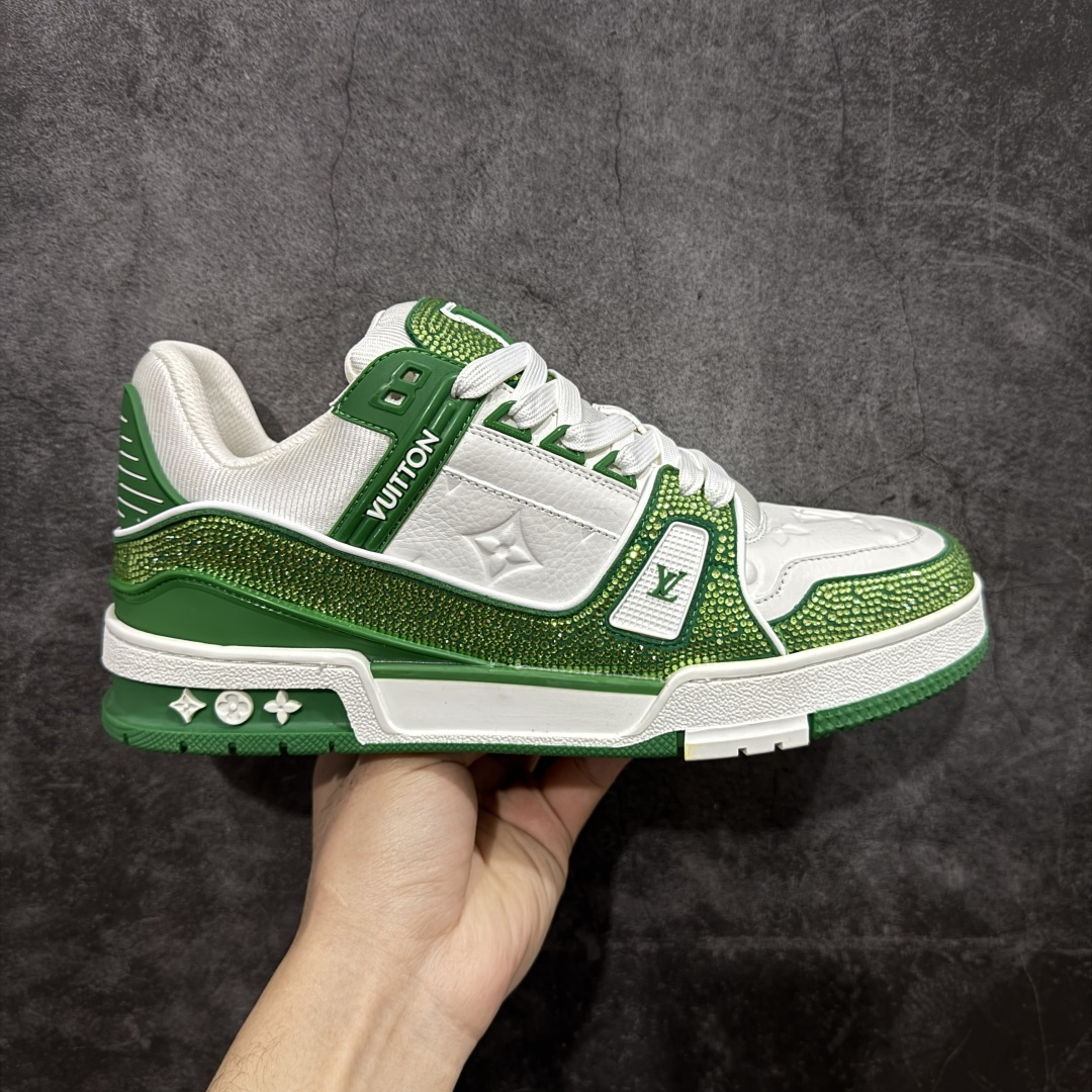 【YS纯原】广东一线大厂 LOUIS VUITTON 路易威登 LV Trainer 钻款 ✦ 渠道版本，出自成熟工厂 ✦ 用料扎实，皮感偏实穿路线 ✦ 穿着逻辑与原版保持一致 ✦ 鞋面选用头层牛皮 ✦ 日常高频上脚稳定耐用 ✦ TPU 大底采用成熟模具 ✦ 脚感均衡，行走舒适 ✦ 适合通勤、日常搭配 尺码：39–45-选品中心