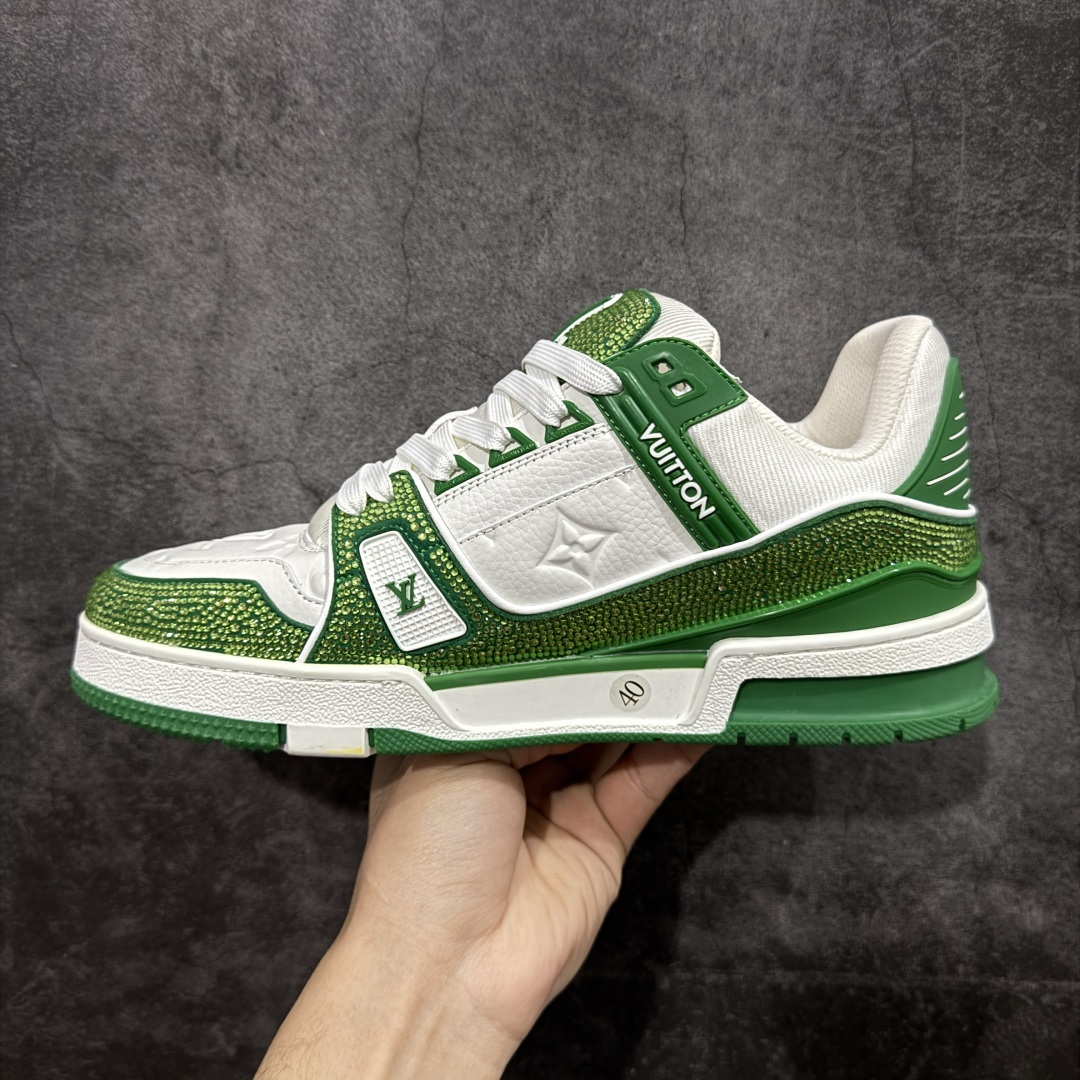 图片[2]-【YS纯原】广东一线大厂 LOUIS VUITTON 路易威登 LV Trainer 钻款 ✦ 渠道版本，出自成熟工厂 ✦ 用料扎实，皮感偏实穿路线 ✦ 穿着逻辑与原版保持一致 ✦ 鞋面选用头层牛皮 ✦ 日常高频上脚稳定耐用 ✦ TPU 大底采用成熟模具 ✦ 脚感均衡，行走舒适 ✦ 适合通勤、日常搭配 尺码：39–45-选品中心