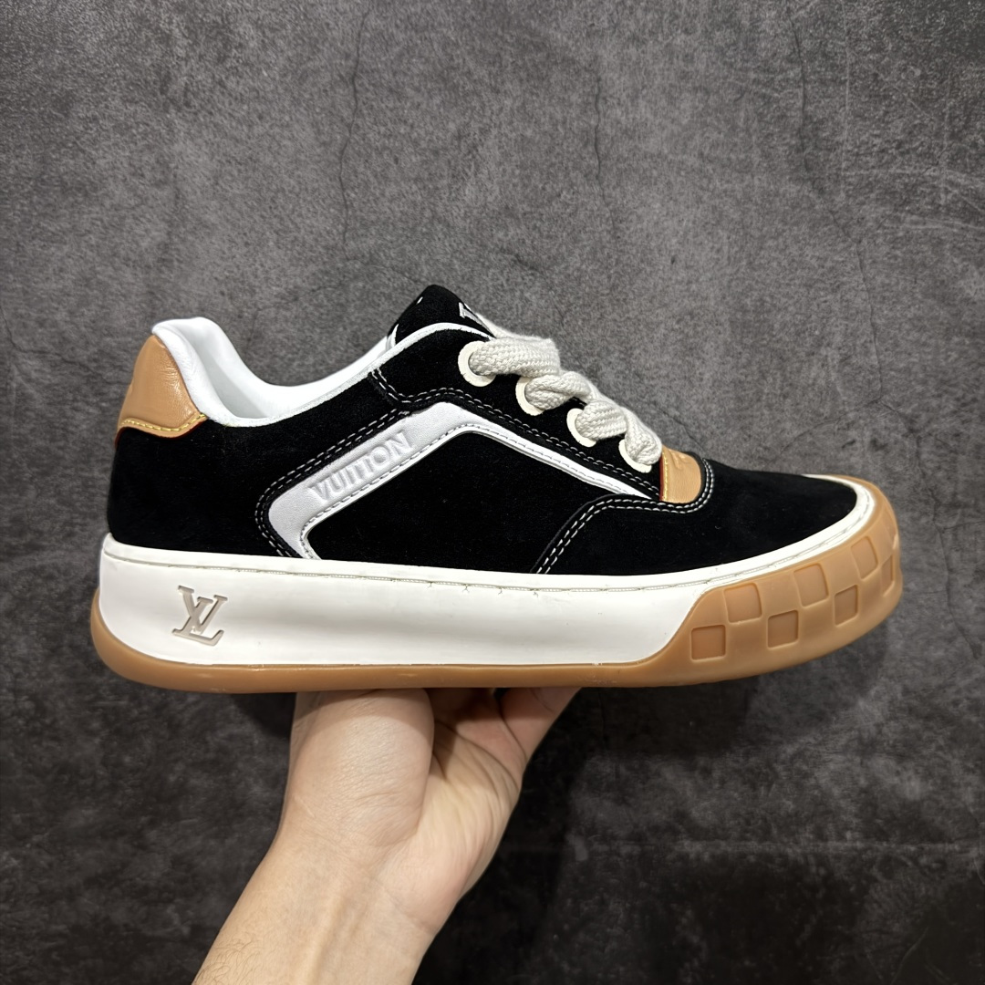【广东公司级礼盒】LV 路易威登LOUIS VUITTON Tilted Low Sneakers 倾斜系列低帮复古休闲运动文化百搭板鞋 2026早春款板鞋 LV爆款饼干鞋 性价比礼盒版本 做工不错 材料做了适当减配 厚实抽屉礼品鞋盒及包装说明书防尘布袋物件(附送官方快递加固牛皮纸外盒!!) 尺码：35 36 37 38 39 40 41 42 43 44 45-选品中心