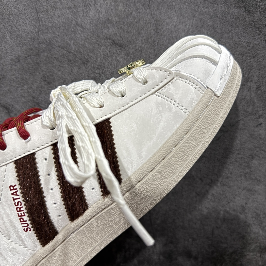 图片[6]-【H11纯原】adidas originals Superstar 2 CNY新年款 马年限定 白红 KJ6293 顶级版本出货 平台正单 全鞋百分百原材料 全鞋电脑针车 Logo针车间距针数原版一致 皮料切割冲裁零瑕疵 原鞋一致含胶量大底 原盒中文内外标 大几率过验 不对比市面只对比原鞋 只服务最高端市场 尺码：35.5 35 36 36.5 37.5 38 38.5 39 40 40.5 41 42 42.5 43 44 44.5 45-选品中心