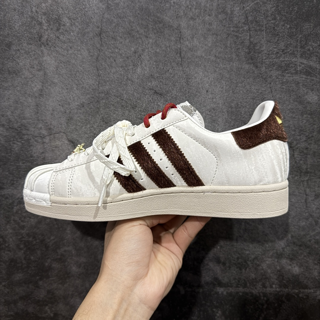 图片[2]-【H11纯原】adidas originals Superstar 2 CNY新年款 马年限定 白红 KJ6293 顶级版本出货 平台正单 全鞋百分百原材料 全鞋电脑针车 Logo针车间距针数原版一致 皮料切割冲裁零瑕疵 原鞋一致含胶量大底 原盒中文内外标 大几率过验 不对比市面只对比原鞋 只服务最高端市场 尺码：35.5 35 36 36.5 37.5 38 38.5 39 40 40.5 41 42 42.5 43 44 44.5 45-选品中心
