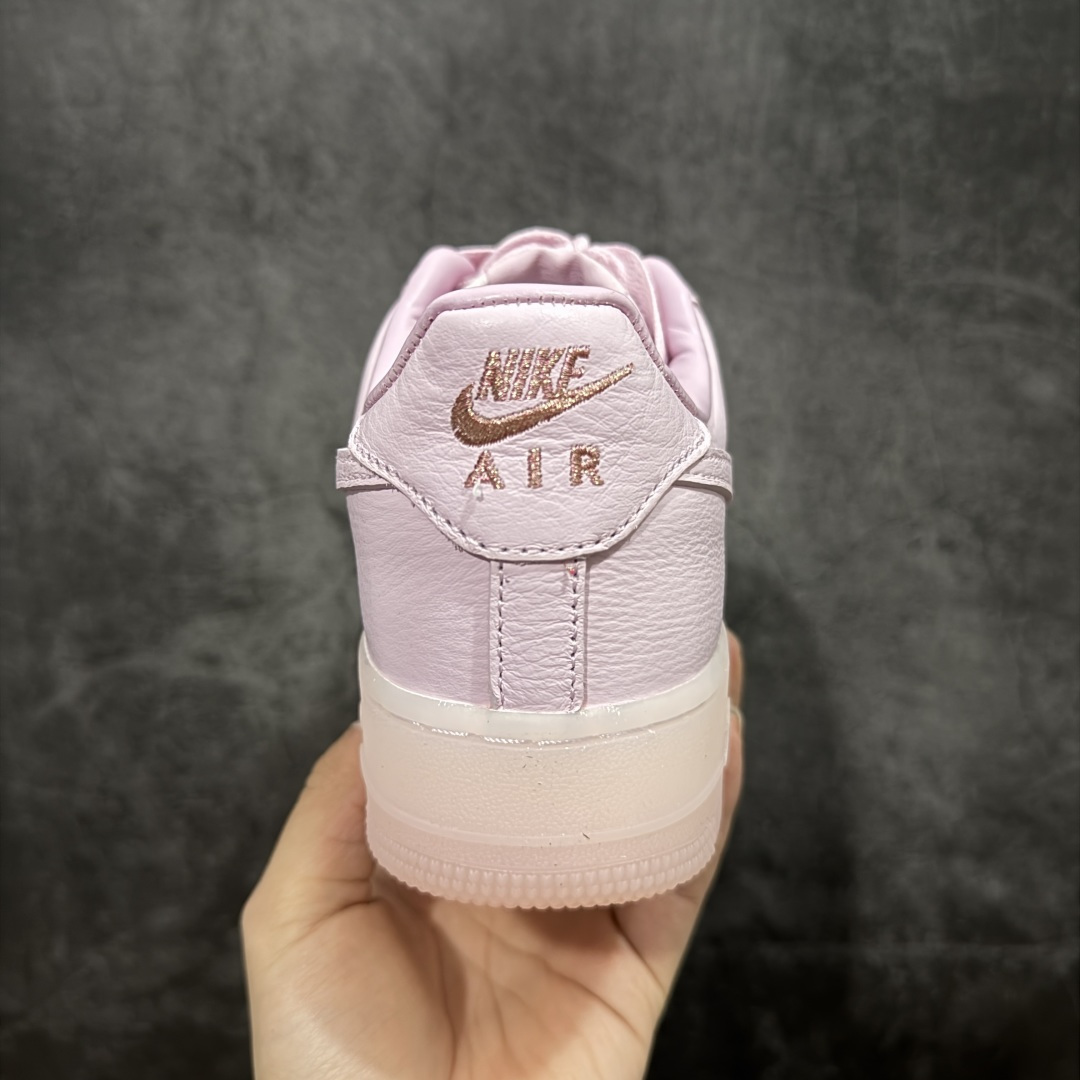 图片[4]-【Max原厂皮版】NOCTA×Nike Air Force 1 Low certified lover boy 经典 Drake联名 低帮空军一号休闲板鞋 CZ8065-600 顶级空军 皮料质感满分💯 超细腻纳帕头层软皮 吊打市场其他代号版本 全鞋电脑针车 工整有序 原厂港宝加持完美还原灵魂版型 原盒原配从里到外百分百还原 原厂全头层原厂皮料 原标原盒 内置Sole气垫 中底白色背胶 中底划线 已经无限的接近公司 原厂楦头 原厂刺绣 后跟弧度修正 正确中底四线防伪 尺码：36 36.5 37.5 38 38.5 39 40 40.5 41 42 42.5 43 44 44.5 45 46-选品中心