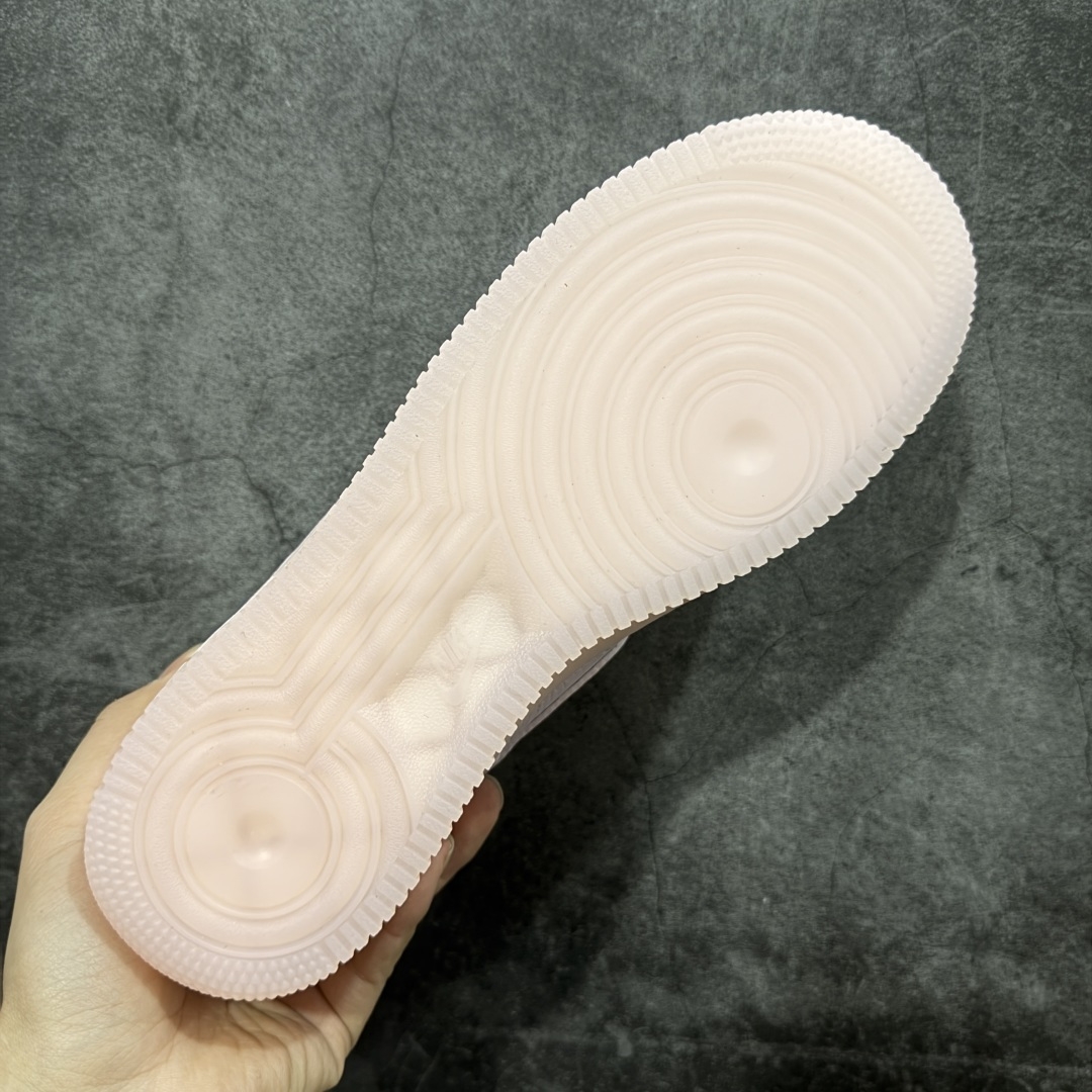 图片[9]-【Max原厂皮版】NOCTA×Nike Air Force 1 Low certified lover boy 经典 Drake联名 低帮空军一号休闲板鞋 CZ8065-600 顶级空军 皮料质感满分💯 超细腻纳帕头层软皮 吊打市场其他代号版本 全鞋电脑针车 工整有序 原厂港宝加持完美还原灵魂版型 原盒原配从里到外百分百还原 原厂全头层原厂皮料 原标原盒 内置Sole气垫 中底白色背胶 中底划线 已经无限的接近公司 原厂楦头 原厂刺绣 后跟弧度修正 正确中底四线防伪 尺码：36 36.5 37.5 38 38.5 39 40 40.5 41 42 42.5 43 44 44.5 45 46-选品中心