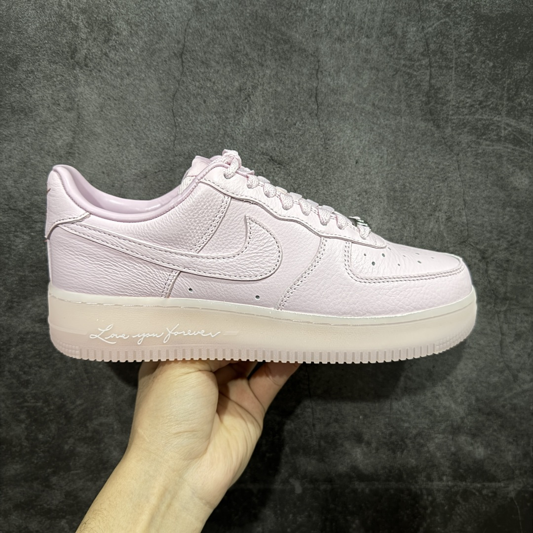 【Max原厂皮版】NOCTA×Nike Air Force 1 Low certified lover boy 经典 Drake联名 低帮空军一号休闲板鞋 CZ8065-600 顶级空军 皮料质感满分💯 超细腻纳帕头层软皮 吊打市场其他代号版本 全鞋电脑针车 工整有序 原厂港宝加持完美还原灵魂版型 原盒原配从里到外百分百还原 原厂全头层原厂皮料 原标原盒 内置Sole气垫 中底白色背胶 中底划线 已经无限的接近公司 原厂楦头 原厂刺绣 后跟弧度修正 正确中底四线防伪 尺码：36 36.5 37.5 38 38.5 39 40 40.5 41 42 42.5 43 44 44.5 45 46-选品中心