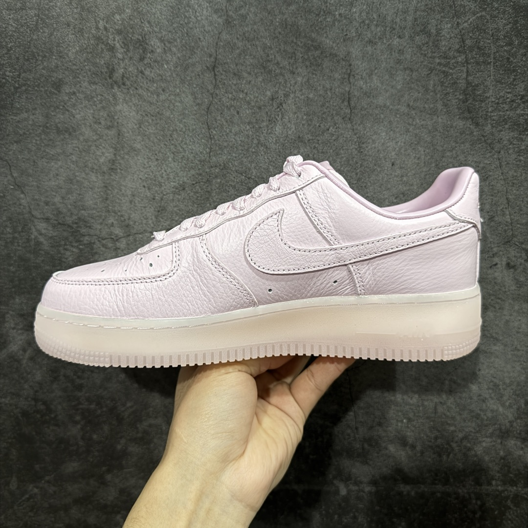 图片[2]-【Max原厂皮版】NOCTA×Nike Air Force 1 Low certified lover boy 经典 Drake联名 低帮空军一号休闲板鞋 CZ8065-600 顶级空军 皮料质感满分💯 超细腻纳帕头层软皮 吊打市场其他代号版本 全鞋电脑针车 工整有序 原厂港宝加持完美还原灵魂版型 原盒原配从里到外百分百还原 原厂全头层原厂皮料 原标原盒 内置Sole气垫 中底白色背胶 中底划线 已经无限的接近公司 原厂楦头 原厂刺绣 后跟弧度修正 正确中底四线防伪 尺码：36 36.5 37.5 38 38.5 39 40 40.5 41 42 42.5 43 44 44.5 45 46-选品中心