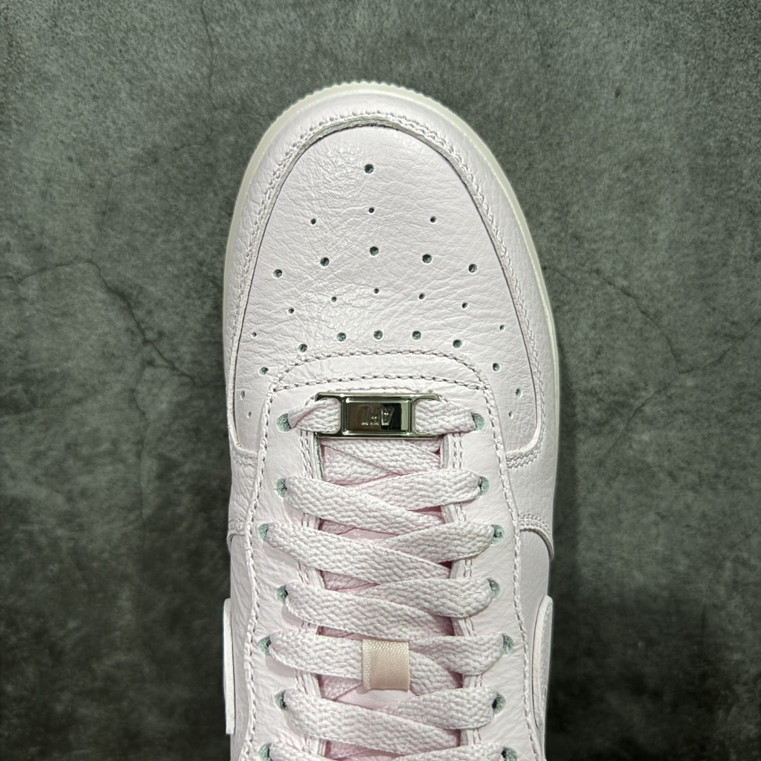 图片[5]-【Max原厂皮版】NOCTA×Nike Air Force 1 Low certified lover boy 经典 Drake联名 低帮空军一号休闲板鞋 CZ8065-600 顶级空军 皮料质感满分💯 超细腻纳帕头层软皮 吊打市场其他代号版本 全鞋电脑针车 工整有序 原厂港宝加持完美还原灵魂版型 原盒原配从里到外百分百还原 原厂全头层原厂皮料 原标原盒 内置Sole气垫 中底白色背胶 中底划线 已经无限的接近公司 原厂楦头 原厂刺绣 后跟弧度修正 正确中底四线防伪 尺码：36 36.5 37.5 38 38.5 39 40 40.5 41 42 42.5 43 44 44.5 45 46-选品中心