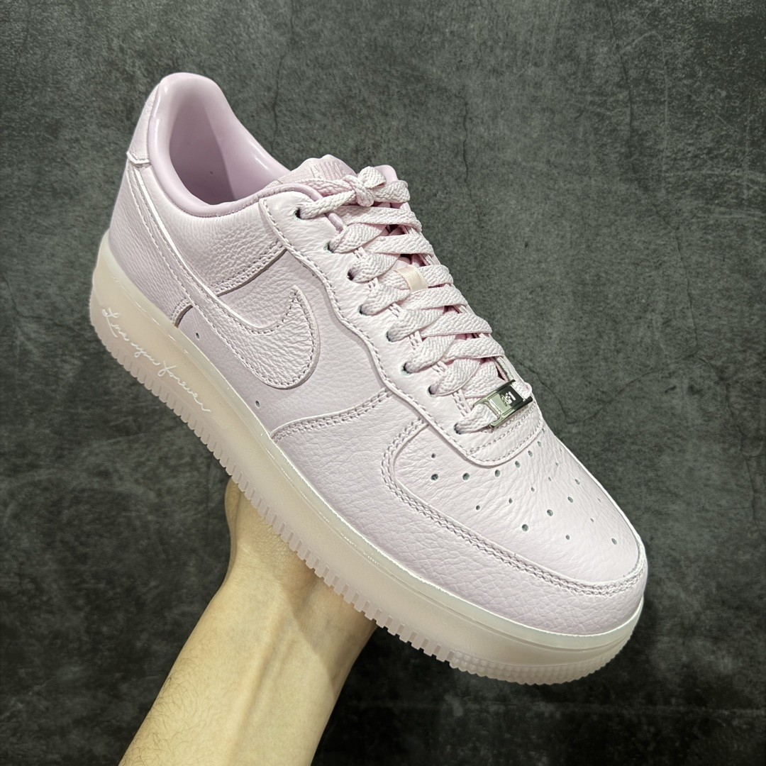 图片[3]-【Max原厂皮版】NOCTA×Nike Air Force 1 Low certified lover boy 经典 Drake联名 低帮空军一号休闲板鞋 CZ8065-600 顶级空军 皮料质感满分💯 超细腻纳帕头层软皮 吊打市场其他代号版本 全鞋电脑针车 工整有序 原厂港宝加持完美还原灵魂版型 原盒原配从里到外百分百还原 原厂全头层原厂皮料 原标原盒 内置Sole气垫 中底白色背胶 中底划线 已经无限的接近公司 原厂楦头 原厂刺绣 后跟弧度修正 正确中底四线防伪 尺码：36 36.5 37.5 38 38.5 39 40 40.5 41 42 42.5 43 44 44.5 45 46-选品中心