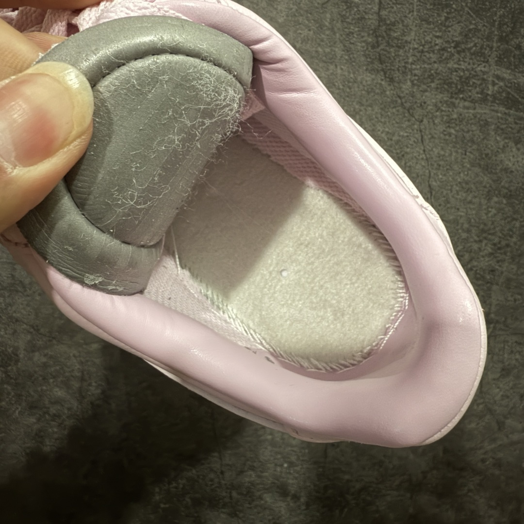 图片[8]-【Max原厂皮版】NOCTA×Nike Air Force 1 Low certified lover boy 经典 Drake联名 低帮空军一号休闲板鞋 CZ8065-600 顶级空军 皮料质感满分💯 超细腻纳帕头层软皮 吊打市场其他代号版本 全鞋电脑针车 工整有序 原厂港宝加持完美还原灵魂版型 原盒原配从里到外百分百还原 原厂全头层原厂皮料 原标原盒 内置Sole气垫 中底白色背胶 中底划线 已经无限的接近公司 原厂楦头 原厂刺绣 后跟弧度修正 正确中底四线防伪 尺码：36 36.5 37.5 38 38.5 39 40 40.5 41 42 42.5 43 44 44.5 45 46-选品中心