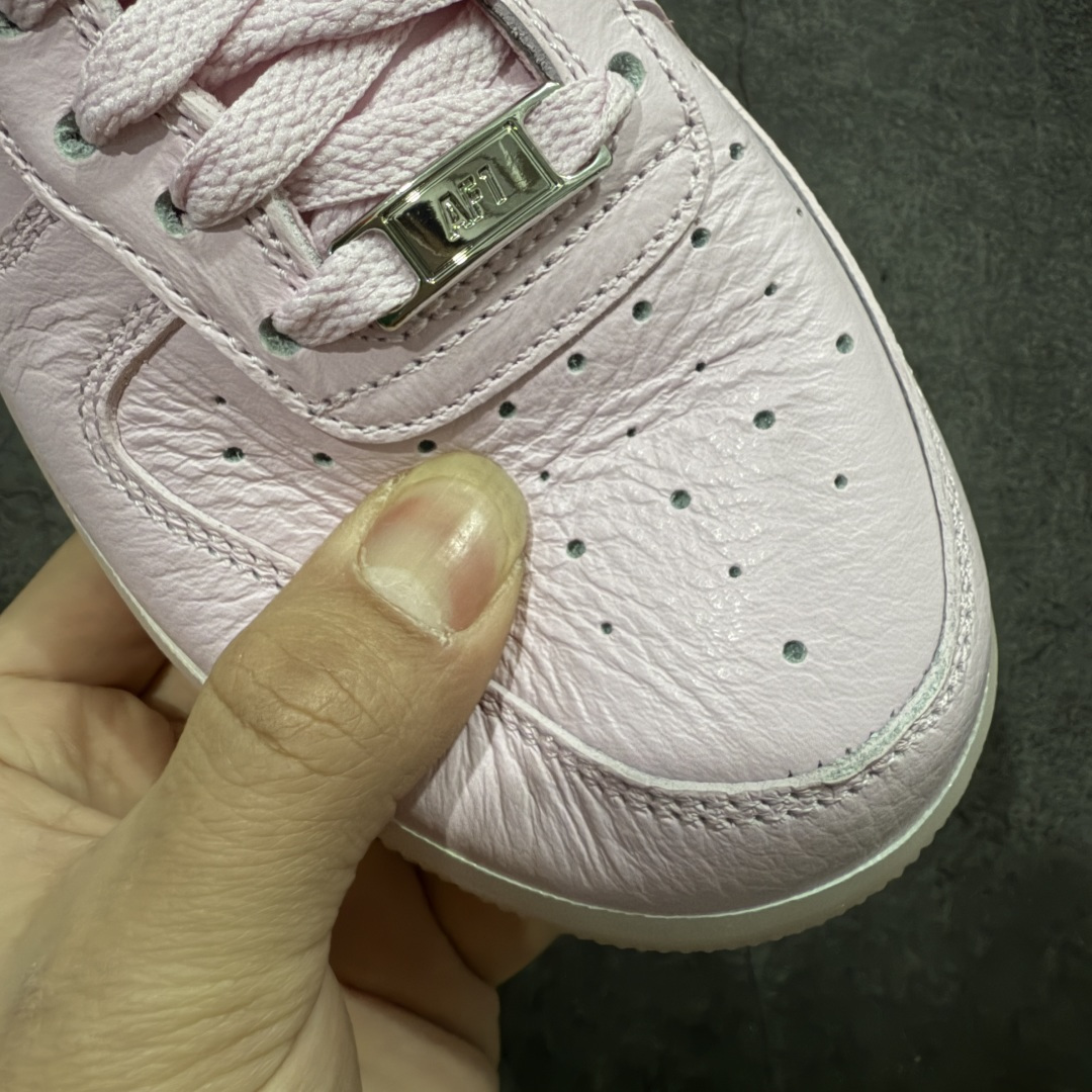 图片[5]-【Max原厂皮版】NOCTA×Nike Air Force 1 Low certified lover boy 经典 Drake联名 低帮空军一号休闲板鞋 CZ8065-600 顶级空军 皮料质感满分💯 超细腻纳帕头层软皮 吊打市场其他代号版本 全鞋电脑针车 工整有序 原厂港宝加持完美还原灵魂版型 原盒原配从里到外百分百还原 原厂全头层原厂皮料 原标原盒 内置Sole气垫 中底白色背胶 中底划线 已经无限的接近公司 原厂楦头 原厂刺绣 后跟弧度修正 正确中底四线防伪 尺码：36 36.5 37.5 38 38.5 39 40 40.5 41 42 42.5 43 44 44.5 45 46-选品中心