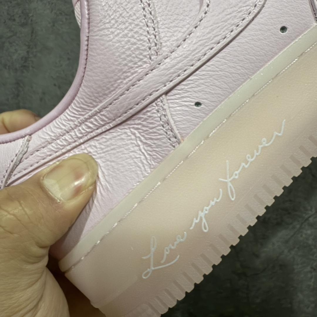 图片[3]-【Max原厂皮版】NOCTA×Nike Air Force 1 Low certified lover boy 经典 Drake联名 低帮空军一号休闲板鞋 CZ8065-600 顶级空军 皮料质感满分💯 超细腻纳帕头层软皮 吊打市场其他代号版本 全鞋电脑针车 工整有序 原厂港宝加持完美还原灵魂版型 原盒原配从里到外百分百还原 原厂全头层原厂皮料 原标原盒 内置Sole气垫 中底白色背胶 中底划线 已经无限的接近公司 原厂楦头 原厂刺绣 后跟弧度修正 正确中底四线防伪 尺码：36 36.5 37.5 38 38.5 39 40 40.5 41 42 42.5 43 44 44.5 45 46-选品中心