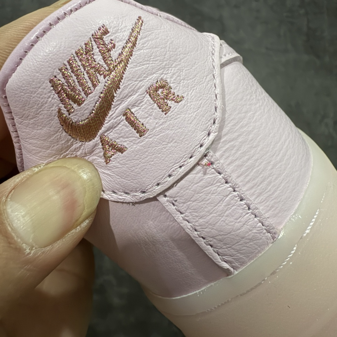 图片[2]-【Max原厂皮版】NOCTA×Nike Air Force 1 Low certified lover boy 经典 Drake联名 低帮空军一号休闲板鞋 CZ8065-600 顶级空军 皮料质感满分💯 超细腻纳帕头层软皮 吊打市场其他代号版本 全鞋电脑针车 工整有序 原厂港宝加持完美还原灵魂版型 原盒原配从里到外百分百还原 原厂全头层原厂皮料 原标原盒 内置Sole气垫 中底白色背胶 中底划线 已经无限的接近公司 原厂楦头 原厂刺绣 后跟弧度修正 正确中底四线防伪 尺码：36 36.5 37.5 38 38.5 39 40 40.5 41 42 42.5 43 44 44.5 45 46-选品中心