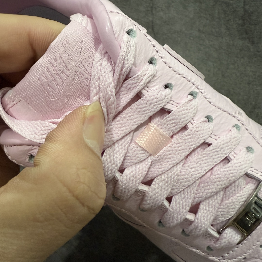 图片[6]-【Max原厂皮版】NOCTA×Nike Air Force 1 Low certified lover boy 经典 Drake联名 低帮空军一号休闲板鞋 CZ8065-600 顶级空军 皮料质感满分💯 超细腻纳帕头层软皮 吊打市场其他代号版本 全鞋电脑针车 工整有序 原厂港宝加持完美还原灵魂版型 原盒原配从里到外百分百还原 原厂全头层原厂皮料 原标原盒 内置Sole气垫 中底白色背胶 中底划线 已经无限的接近公司 原厂楦头 原厂刺绣 后跟弧度修正 正确中底四线防伪 尺码：36 36.5 37.5 38 38.5 39 40 40.5 41 42 42.5 43 44 44.5 45 46-选品中心