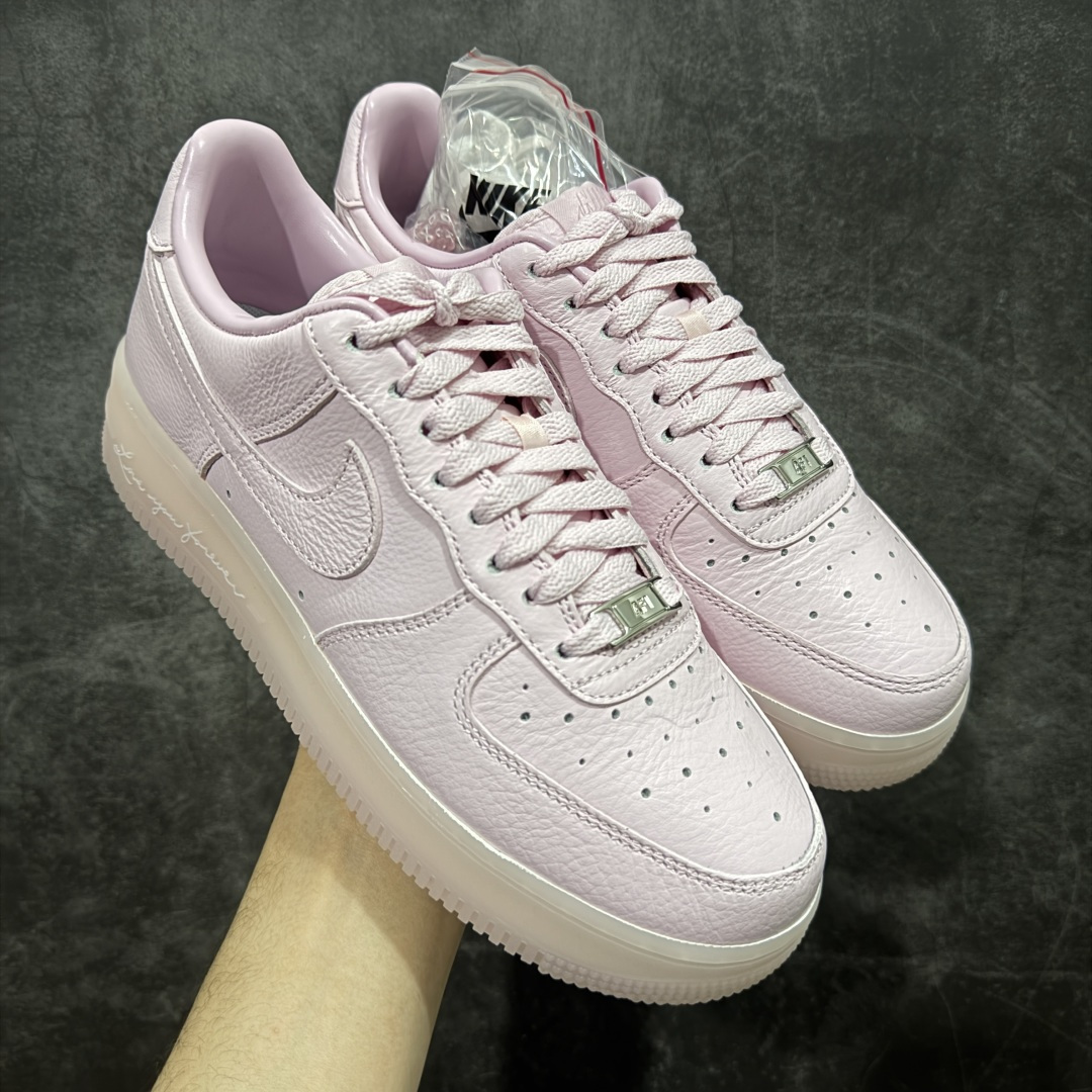 【Max原厂皮版】NOCTA×Nike Air Force 1 Low certified lover boy 经典 Drake联名 低帮空军一号休闲板鞋 CZ8065-600 顶级空军 皮料质感满分💯 超细腻纳帕头层软皮 吊打市场其他代号版本 全鞋电脑针车 工整有序 原厂港宝加持完美还原灵魂版型 原盒原配从里到外百分百还原 原厂全头层原厂皮料 原标原盒 内置Sole气垫 中底白色背胶 中底划线 已经无限的接近公司 原厂楦头 原厂刺绣 后跟弧度修正 正确中底四线防伪 尺码：36 36.5 37.5 38 38.5 39 40 40.5 41 42 42.5 43 44 44.5 45 46-选品中心