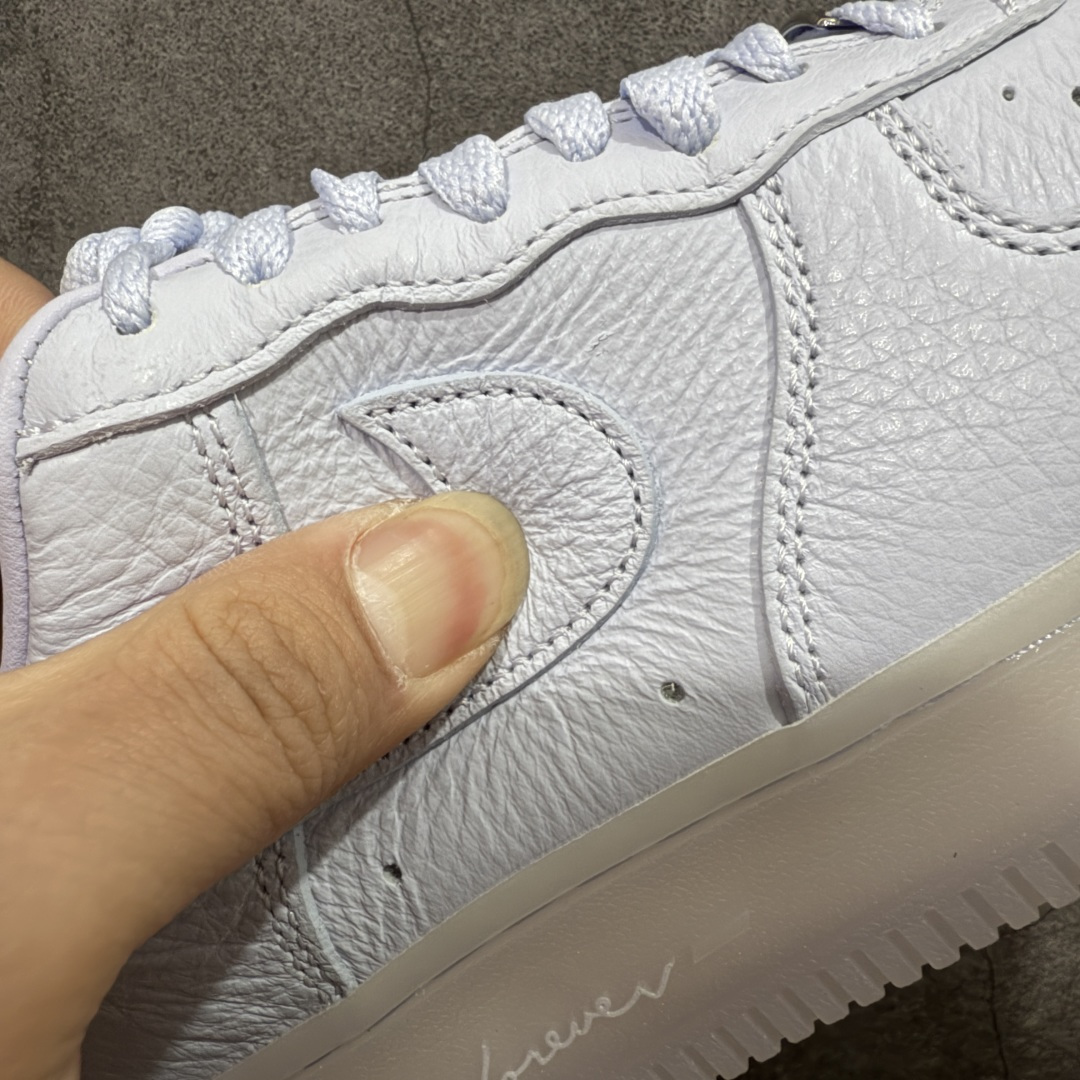 图片[4]-【Max原厂皮版】NOCTA×Nike Air Force 1 Low certified lover boy 经典 Drake联名 低帮空军一号休闲板鞋 CZ8065-500 顶级空军 皮料质感满分💯 超细腻纳帕头层软皮 吊打市场其他代号版本 全鞋电脑针车 工整有序 原厂港宝加持完美还原灵魂版型 原盒原配从里到外百分百还原 原厂全头层原厂皮料 原标原盒 内置Sole气垫 中底白色背胶 中底划线 已经无限的接近公司 原厂楦头 原厂刺绣 后跟弧度修正 正确中底四线防伪 尺码：36 36.5 37.5 38 38.5 39 40 40.5 41 42 42.5 43 44 44.5 45 46-选品中心