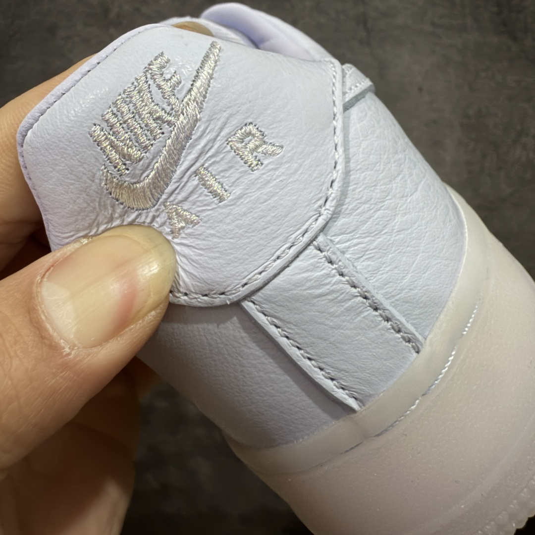 图片[2]-【Max原厂皮版】NOCTA×Nike Air Force 1 Low certified lover boy 经典 Drake联名 低帮空军一号休闲板鞋 CZ8065-500 顶级空军 皮料质感满分💯 超细腻纳帕头层软皮 吊打市场其他代号版本 全鞋电脑针车 工整有序 原厂港宝加持完美还原灵魂版型 原盒原配从里到外百分百还原 原厂全头层原厂皮料 原标原盒 内置Sole气垫 中底白色背胶 中底划线 已经无限的接近公司 原厂楦头 原厂刺绣 后跟弧度修正 正确中底四线防伪 尺码：36 36.5 37.5 38 38.5 39 40 40.5 41 42 42.5 43 44 44.5 45 46-选品中心