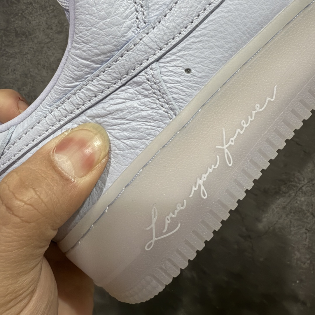 图片[3]-【Max原厂皮版】NOCTA×Nike Air Force 1 Low certified lover boy 经典 Drake联名 低帮空军一号休闲板鞋 CZ8065-500 顶级空军 皮料质感满分💯 超细腻纳帕头层软皮 吊打市场其他代号版本 全鞋电脑针车 工整有序 原厂港宝加持完美还原灵魂版型 原盒原配从里到外百分百还原 原厂全头层原厂皮料 原标原盒 内置Sole气垫 中底白色背胶 中底划线 已经无限的接近公司 原厂楦头 原厂刺绣 后跟弧度修正 正确中底四线防伪 尺码：36 36.5 37.5 38 38.5 39 40 40.5 41 42 42.5 43 44 44.5 45 46-选品中心