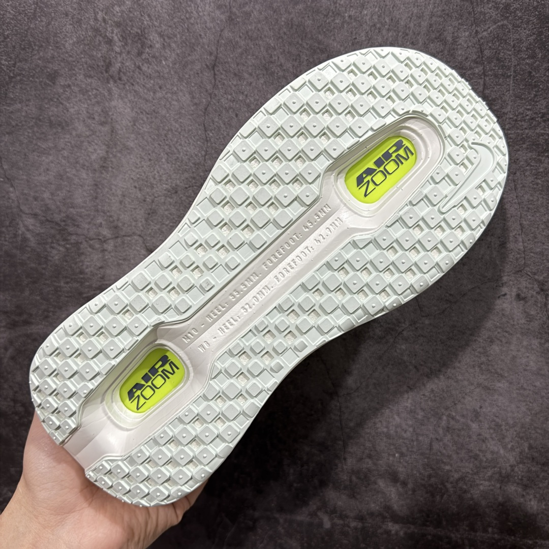 图片[9]-【XE纯原】NIKE VOMERO PREMIUM 全掌气垫缓震网面运动跑鞋 市场最强 没有之一 纯原生产线出品 原版开发 全部原材料 细节一比一打造 完美还原zp脚感 正确前后分离式两片纤维柱气垫 上下包裹超软弹泡棉 正确组合大底 区别市场通货 版型完美 鞋面材料同步原版1：1 全部原版开发校对 欢迎对比💪🏻 Nike 运用 Air技术专利，推出 Nike Pegasus Premium，沿用经典 Pegasus 系列产品深受跑者喜爱的缓震功能，并配置 Nike 首款可见式塑形 Air Zoom 气垫。 全掌可见的AirZoom首次在Pegasus系列中出现，模仿了Vaporfly的碳板曲线，增强了跑步时的流畅过渡。 货号：HQ2050-300 尺码：36-46（半）-选品中心