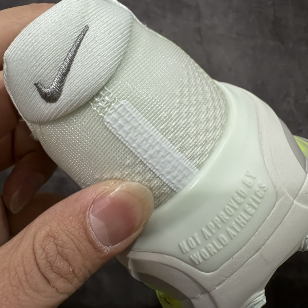 图片[2]-【XE纯原】NIKE VOMERO PREMIUM 全掌气垫缓震网面运动跑鞋 市场最强 没有之一 纯原生产线出品 原版开发 全部原材料 细节一比一打造 完美还原zp脚感 正确前后分离式两片纤维柱气垫 上下包裹超软弹泡棉 正确组合大底 区别市场通货 版型完美 鞋面材料同步原版1：1 全部原版开发校对 欢迎对比💪🏻 Nike 运用 Air技术专利，推出 Nike Pegasus Premium，沿用经典 Pegasus 系列产品深受跑者喜爱的缓震功能，并配置 Nike 首款可见式塑形 Air Zoom 气垫。 全掌可见的AirZoom首次在Pegasus系列中出现，模仿了Vaporfly的碳板曲线，增强了跑步时的流畅过渡。 货号：HQ2050-300 尺码：36-46（半）-选品中心
