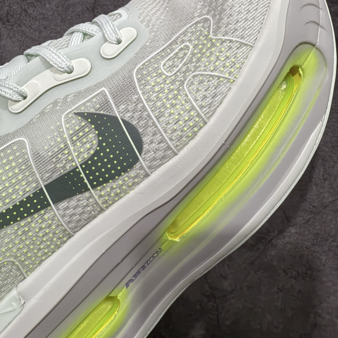 图片[4]-【XE纯原】NIKE VOMERO PREMIUM 全掌气垫缓震网面运动跑鞋 市场最强 没有之一 纯原生产线出品 原版开发 全部原材料 细节一比一打造 完美还原zp脚感 正确前后分离式两片纤维柱气垫 上下包裹超软弹泡棉 正确组合大底 区别市场通货 版型完美 鞋面材料同步原版1：1 全部原版开发校对 欢迎对比💪🏻 Nike 运用 Air技术专利，推出 Nike Pegasus Premium，沿用经典 Pegasus 系列产品深受跑者喜爱的缓震功能，并配置 Nike 首款可见式塑形 Air Zoom 气垫。 全掌可见的AirZoom首次在Pegasus系列中出现，模仿了Vaporfly的碳板曲线，增强了跑步时的流畅过渡。 货号：HQ2050-300 尺码：36-46（半）-选品中心