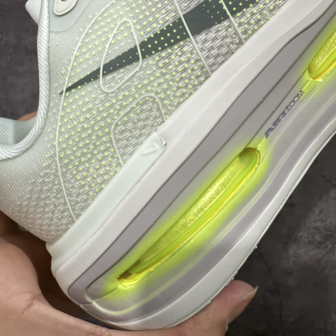 图片[3]-【XE纯原】NIKE VOMERO PREMIUM 全掌气垫缓震网面运动跑鞋 市场最强 没有之一 纯原生产线出品 原版开发 全部原材料 细节一比一打造 完美还原zp脚感 正确前后分离式两片纤维柱气垫 上下包裹超软弹泡棉 正确组合大底 区别市场通货 版型完美 鞋面材料同步原版1：1 全部原版开发校对 欢迎对比💪🏻 Nike 运用 Air技术专利，推出 Nike Pegasus Premium，沿用经典 Pegasus 系列产品深受跑者喜爱的缓震功能，并配置 Nike 首款可见式塑形 Air Zoom 气垫。 全掌可见的AirZoom首次在Pegasus系列中出现，模仿了Vaporfly的碳板曲线，增强了跑步时的流畅过渡。 货号：HQ2050-300 尺码：36-46（半）-选品中心