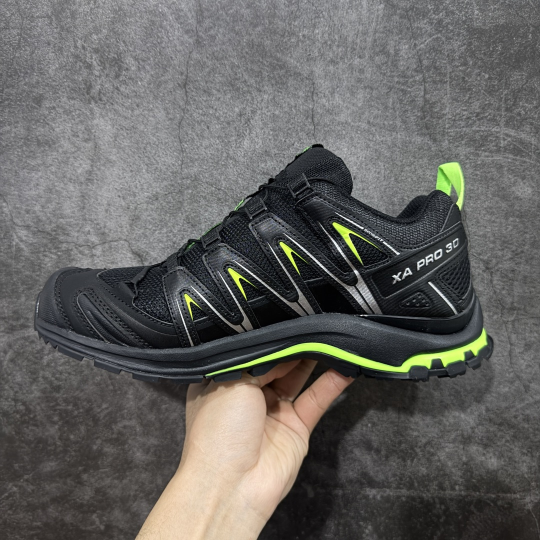 图片[2]-【莞产套盒版】SALOMON 萨洛蒙 XA PRO 3D 户外运动 网布减震防滑透气 低帮跑步鞋 男女同款 黑绿 474779 全新品质 巅峰之作 所有配色均购物原版拆解1：1开发 原材料打造 非市场公版便宜货 私模大底 清洁度比市场所有版本都高 全套原纸板楦头开发 原厂网布配套 确保原汁原味 完美呈现版型 原档数据独家私模五层组合大底 男女鞋同步官方开发至46 原装Ortholite轻量化鞋垫 中底布带钢印编号 原厂TPU锁扣 进口港宝加持 后跟自然饱满 还原公司包裹性 鞋面采用SENSIFT贴合技术 全方位贴合包裹脚型 鞋跟部鞋底牵引设计 提供强大的抓地性能 更适应野外崎岖不平的道路 其3D ADVANCED CHASSIS底盘 材料轻量大化 钉齿设计更具稳定性 防护性 鞋底易磨损区运用CONTAGRIP高耐磨材料 应对城市硬质路面长距离跑考验 尺码：36 36.5 37.5 38 38.5 39 40 40.5 41 42 42.5 43 44 45-选品中心