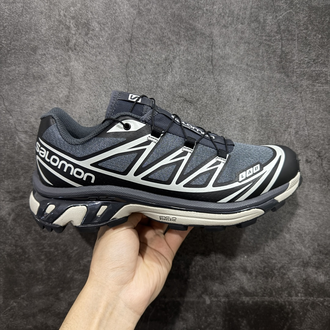 【纯原W1版】 Salomon XT-6 Expanse 一代 萨洛蒙复古潮流户外机能登山跑鞋 417170 纯原外贸平台特供订单 耗时半年巨作 全套原纸板楦头开发 原厂特供网布配套加持 确保原汁原味 完美呈现版型 原档数据独家私模五层组合大底 原装Ortholite轻量化鞋垫 中底布带钢印编号 原厂TPU锁扣 进口港宝加持 后跟自然饱满 还原公司包裹性 鞋面以“锯齿”状的包裹系统呈现 在基色底之下加入了各种色点缀 将公司的最新技术和时尚前卫的造型融入耐用的长跑款式中 鞋面由 TPU 薄膜制成 并焊接在高耐磨网眼上 使其既时尚又坚固 由 ACS底盘支撑 可增强稳定性和支撑力 以及由橡胶凸耳 Contragrip外底覆盖的 EVA 缓冲中底 旨在应对崎岖的地形 鞋舌上的彩色Salomon 标签、Quicklace 系统以及鞋头、鞋舌和鞋跟上的附加品牌使细节更加完美 让穿着者可以轻松驾驭户外与通勤下的任何运动生活场景 无缝鞋身户外随意纵横 颜值与脚感兼备 出街通勤 绝对非常吸睛 你值得拥有 尺码：36 36.5 37.5 38 38.5 39 40 40.5 41 42 42.5 43 44 44.5 45-选品中心