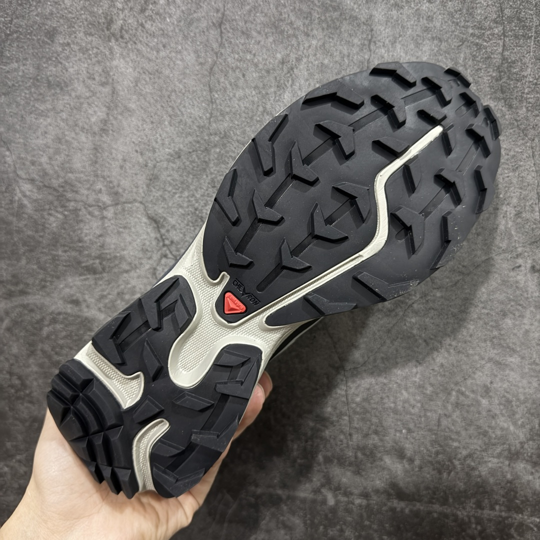 图片[9]-【纯原W1版】 Salomon XT-6 Expanse 一代 萨洛蒙复古潮流户外机能登山跑鞋 417170 纯原外贸平台特供订单 耗时半年巨作 全套原纸板楦头开发 原厂特供网布配套加持 确保原汁原味 完美呈现版型 原档数据独家私模五层组合大底 原装Ortholite轻量化鞋垫 中底布带钢印编号 原厂TPU锁扣 进口港宝加持 后跟自然饱满 还原公司包裹性 鞋面以“锯齿”状的包裹系统呈现 在基色底之下加入了各种色点缀 将公司的最新技术和时尚前卫的造型融入耐用的长跑款式中 鞋面由 TPU 薄膜制成 并焊接在高耐磨网眼上 使其既时尚又坚固 由 ACS底盘支撑 可增强稳定性和支撑力 以及由橡胶凸耳 Contragrip外底覆盖的 EVA 缓冲中底 旨在应对崎岖的地形 鞋舌上的彩色Salomon 标签、Quicklace 系统以及鞋头、鞋舌和鞋跟上的附加品牌使细节更加完美 让穿着者可以轻松驾驭户外与通勤下的任何运动生活场景 无缝鞋身户外随意纵横 颜值与脚感兼备 出街通勤 绝对非常吸睛 你值得拥有 尺码：36 36.5 37.5 38 38.5 39 40 40.5 41 42 42.5 43 44 44.5 45-选品中心