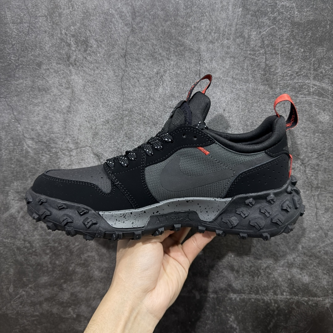 图片[2]-【升级版】Jordan Air Jordan 1 Element Gore-Tex 经典耐用 低帮跑步鞋 Air Jordan 1 Low Element Gore-Tex “Medium Olive” 将 MJ1 从复古经典款蜕变为适合户外越野的运动鞋。这款鞋采用Gore-Tex材质，适合全年穿着。运动鞋爱好者会发现其借鉴了磨砂皮覆面、防刮布拼接和透气孔设计，这是对乔丹品牌（Jordan Brand）越野风格历史的致敬。 货号：FV4227-002 尺码：39 40 40.5 41 42 42.5 43 44 45 编码：XSB240250-选品中心