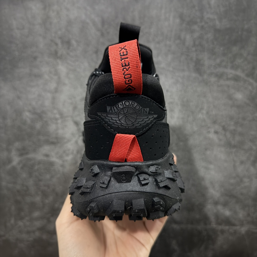 图片[4]-【升级版】Jordan Air Jordan 1 Element Gore-Tex 经典耐用 低帮跑步鞋 Air Jordan 1 Low Element Gore-Tex “Medium Olive” 将 MJ1 从复古经典款蜕变为适合户外越野的运动鞋。这款鞋采用Gore-Tex材质，适合全年穿着。运动鞋爱好者会发现其借鉴了磨砂皮覆面、防刮布拼接和透气孔设计，这是对乔丹品牌（Jordan Brand）越野风格历史的致敬。 货号：FV4227-002 尺码：39 40 40.5 41 42 42.5 43 44 45 编码：XSB240250-选品中心