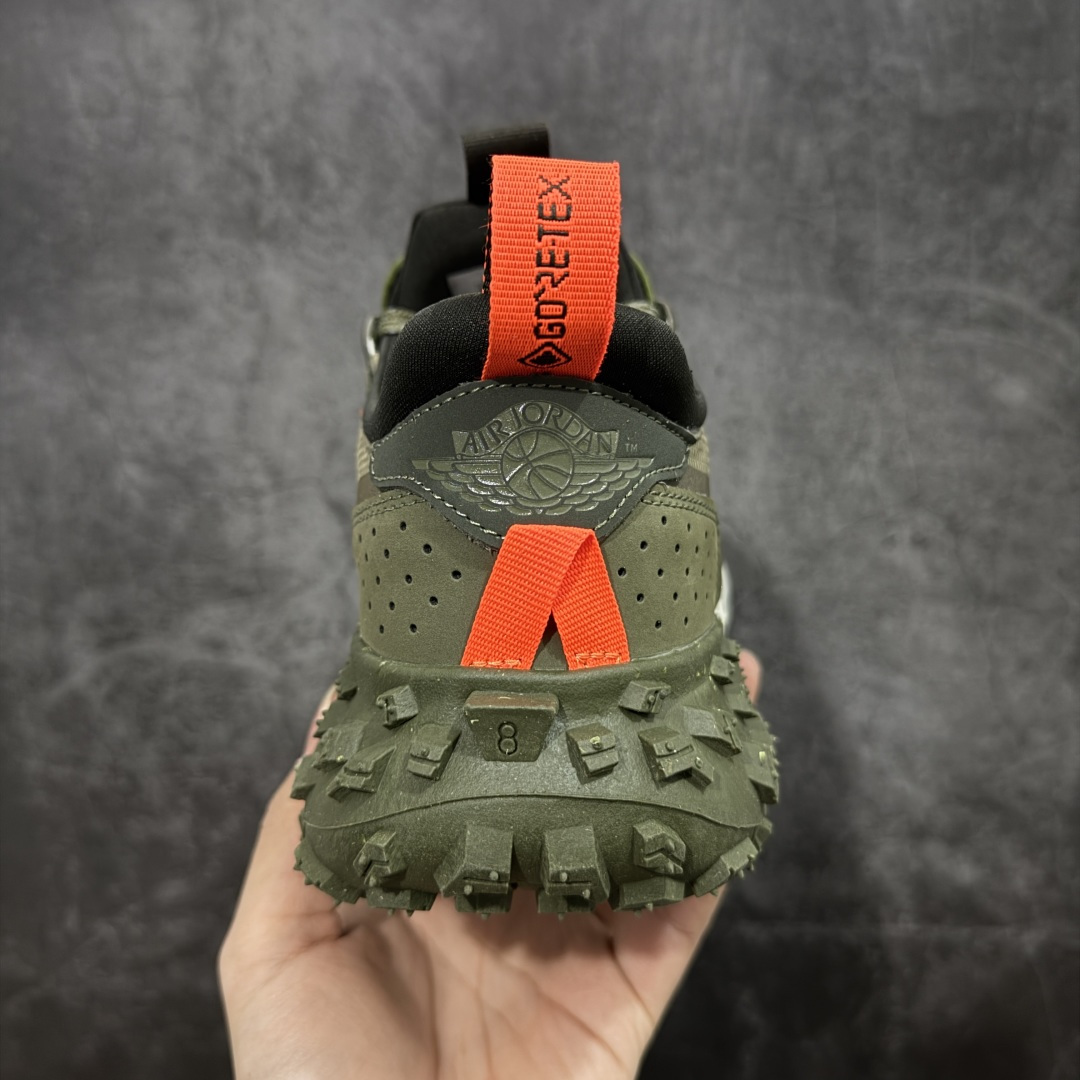 图片[4]-【升级版】Jordan Air Jordan 1 Element Gore-Tex 经典耐用 低帮跑步鞋 Air Jordan 1 Low Element Gore-Tex “Medium Olive” 将 MJ1 从复古经典款蜕变为适合户外越野的运动鞋。这款鞋采用Gore-Tex材质，适合全年穿着。运动鞋爱好者会发现其借鉴了磨砂皮覆面、防刮布拼接和透气孔设计，这是对乔丹品牌（Jordan Brand）越野风格历史的致敬。 货号：FV4227-201 尺码：39 40 40.5 41 42 42.5 43 44 45 编码：XSB240250-选品中心