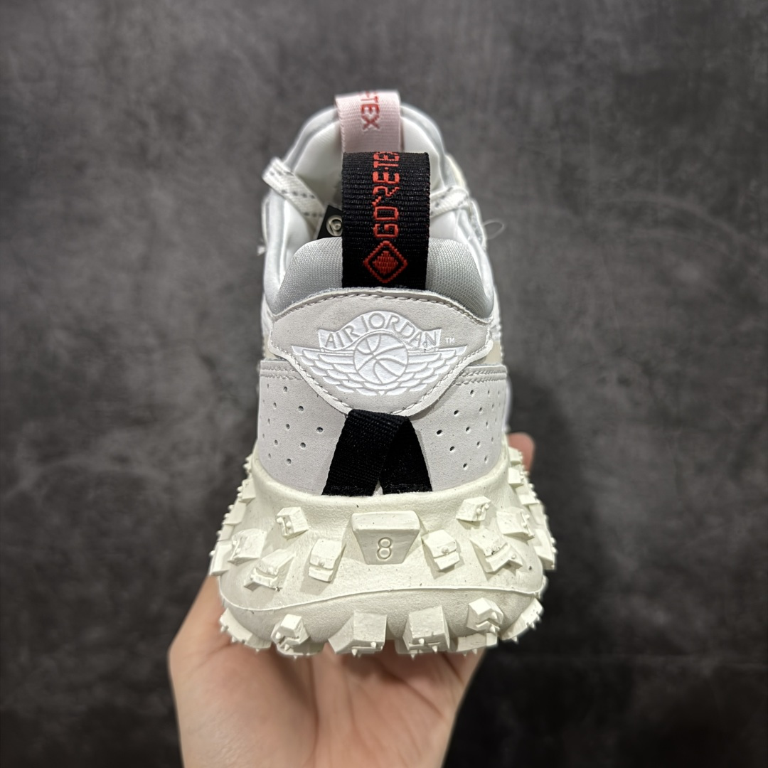 图片[4]-【升级版】Jordan Air Jordan 1 Element Gore-Tex 经典耐用 低帮跑步鞋 Air Jordan 1 Low Element Gore-Tex “Medium Olive” 将 MJ1 从复古经典款蜕变为适合户外越野的运动鞋。这款鞋采用Gore-Tex材质，适合全年穿着。运动鞋爱好者会发现其借鉴了磨砂皮覆面、防刮布拼接和透气孔设计，这是对乔丹品牌（Jordan Brand）越野风格历史的致敬。 货号：FV4227-003 尺码：39 40 40.5 41 42 42.5 43 44 45 编码：XSB240250-选品中心